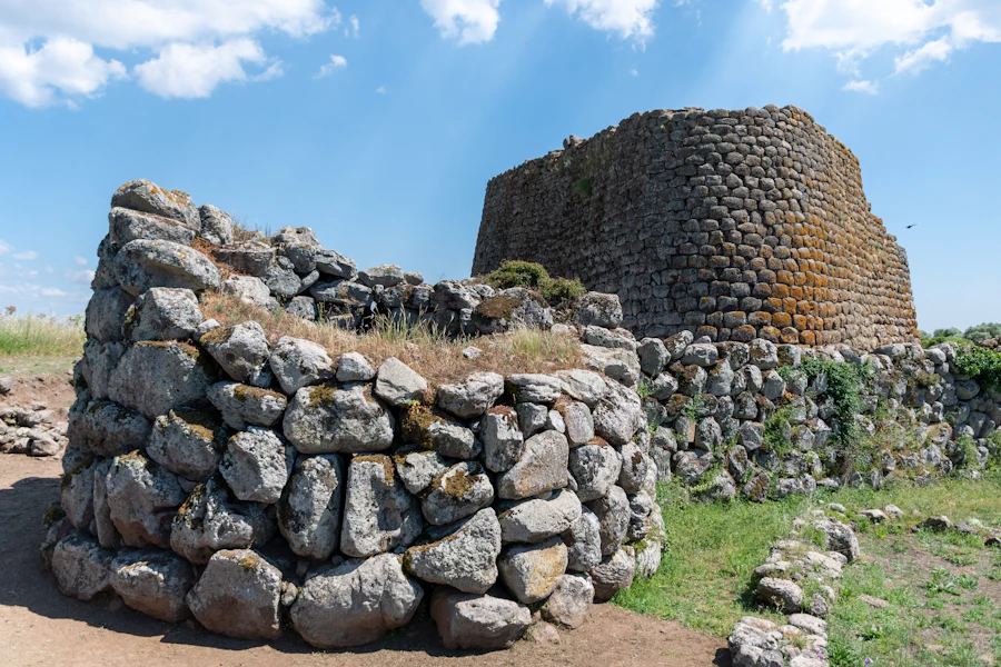 Nuraghe in pietra in mezzo alla campagna