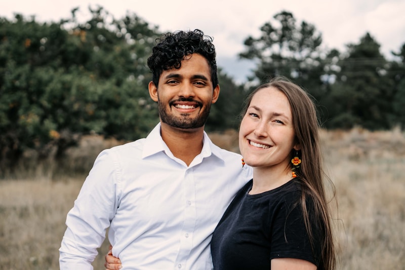 Pareja disfrutando el campo