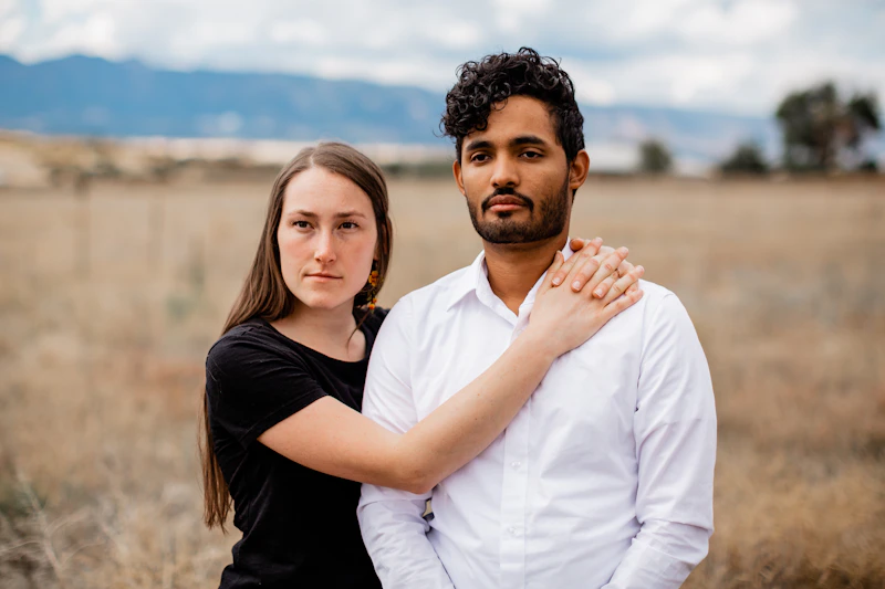 一对情侣在田野中，享受自由与爱情