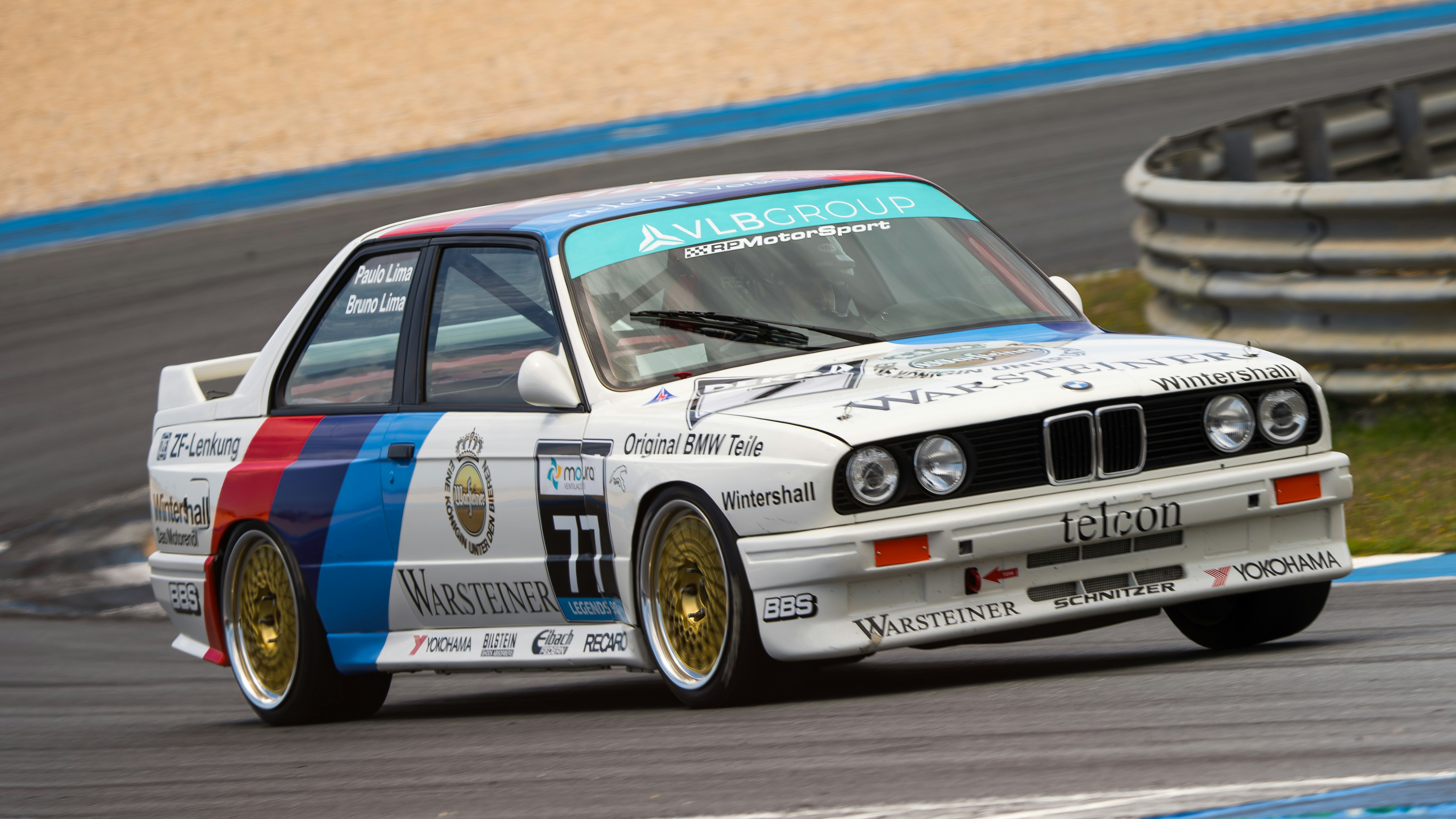 A white car driving down a race track photo – Free Circuito estoril ...