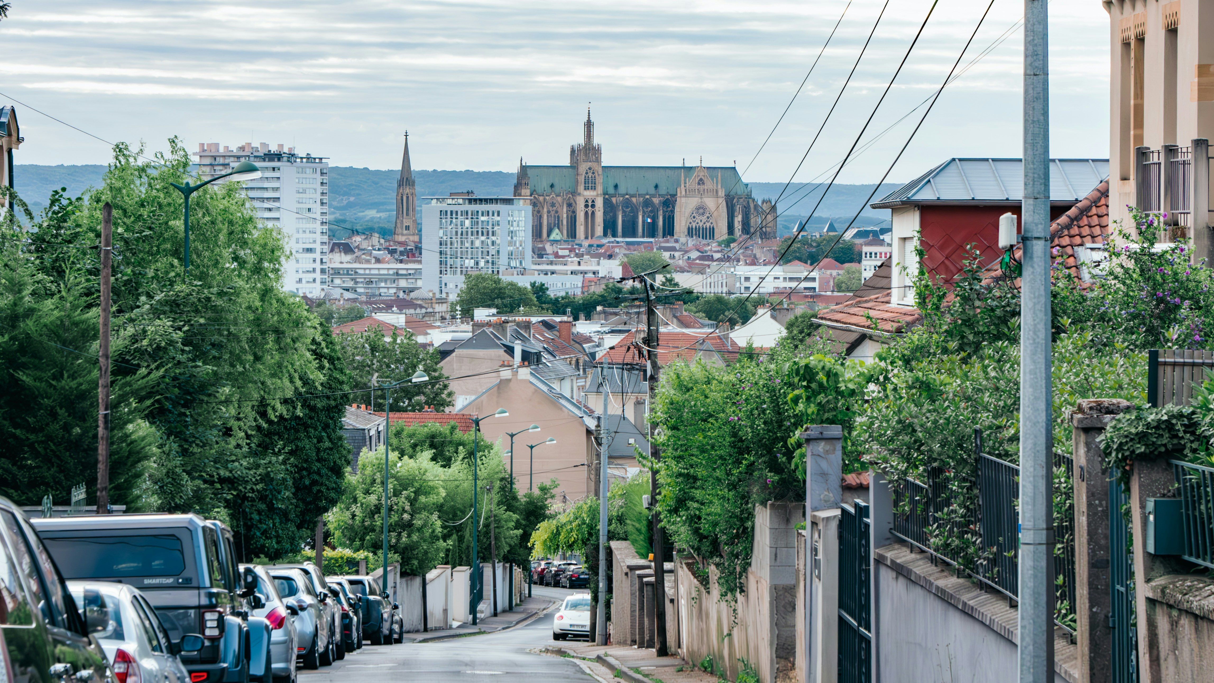 A city street with cars parked on the side of it