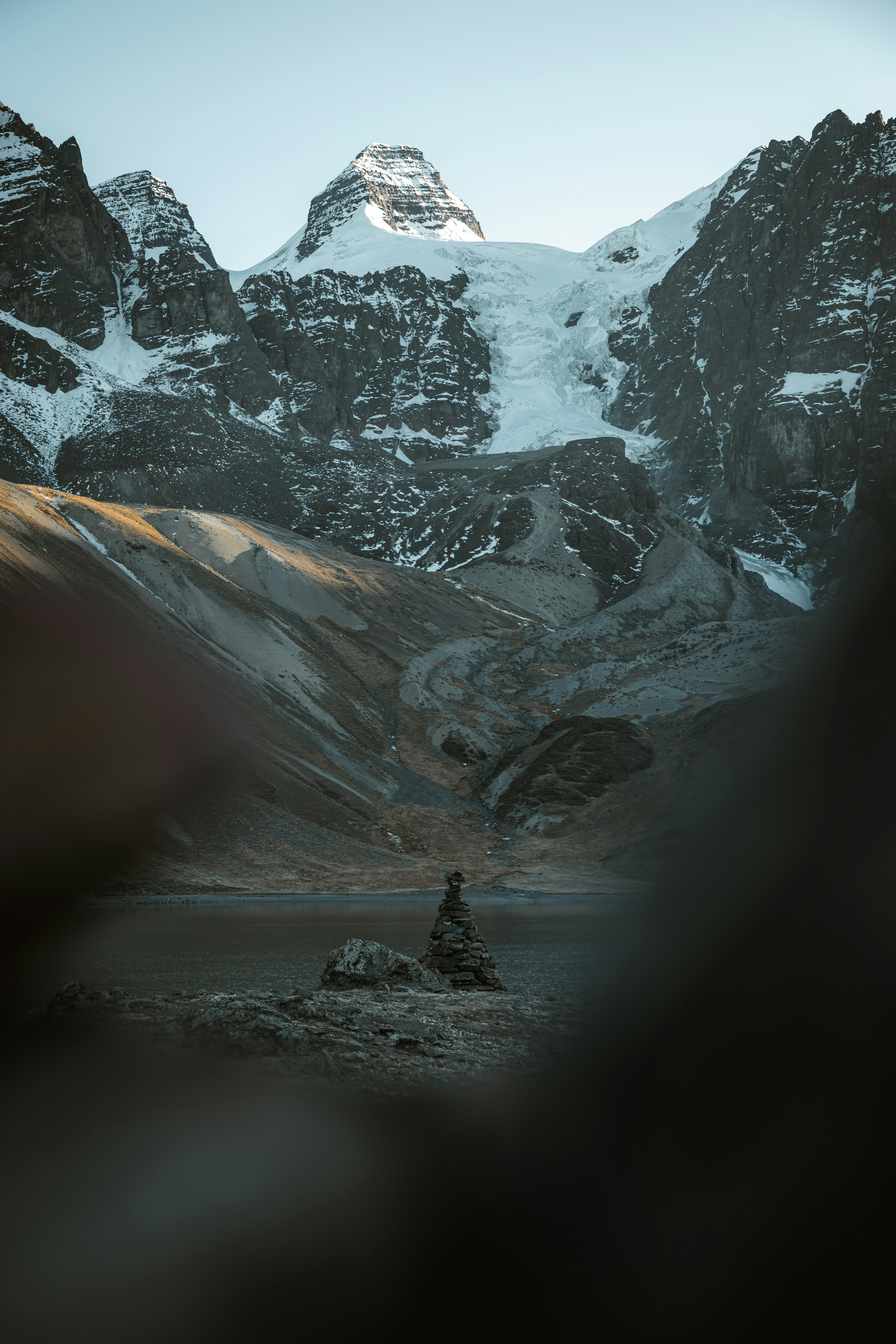 Una catena montuosa con montagne innevate sullo sfondo