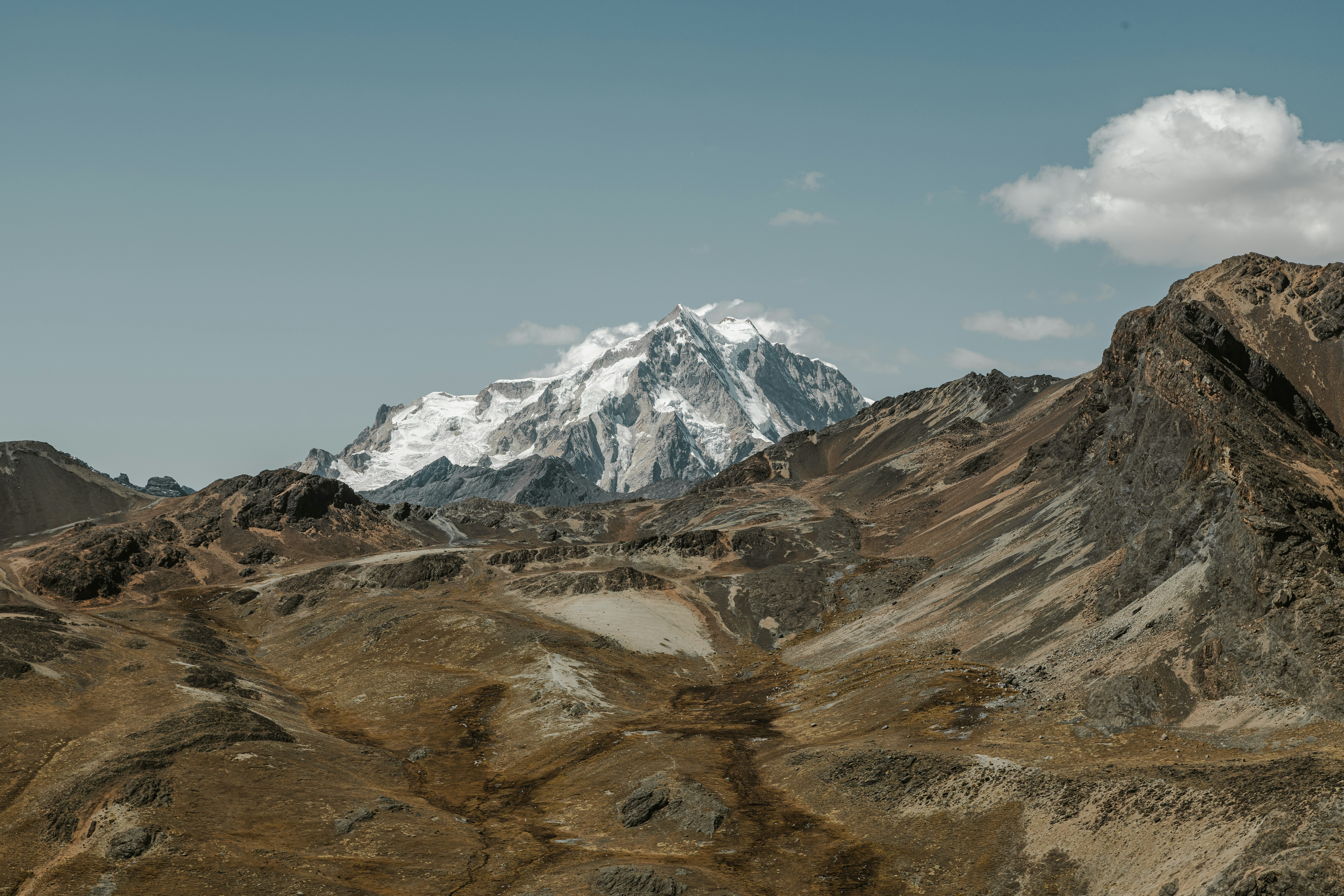 Una catena montuosa con montagne innevate sullo sfondo