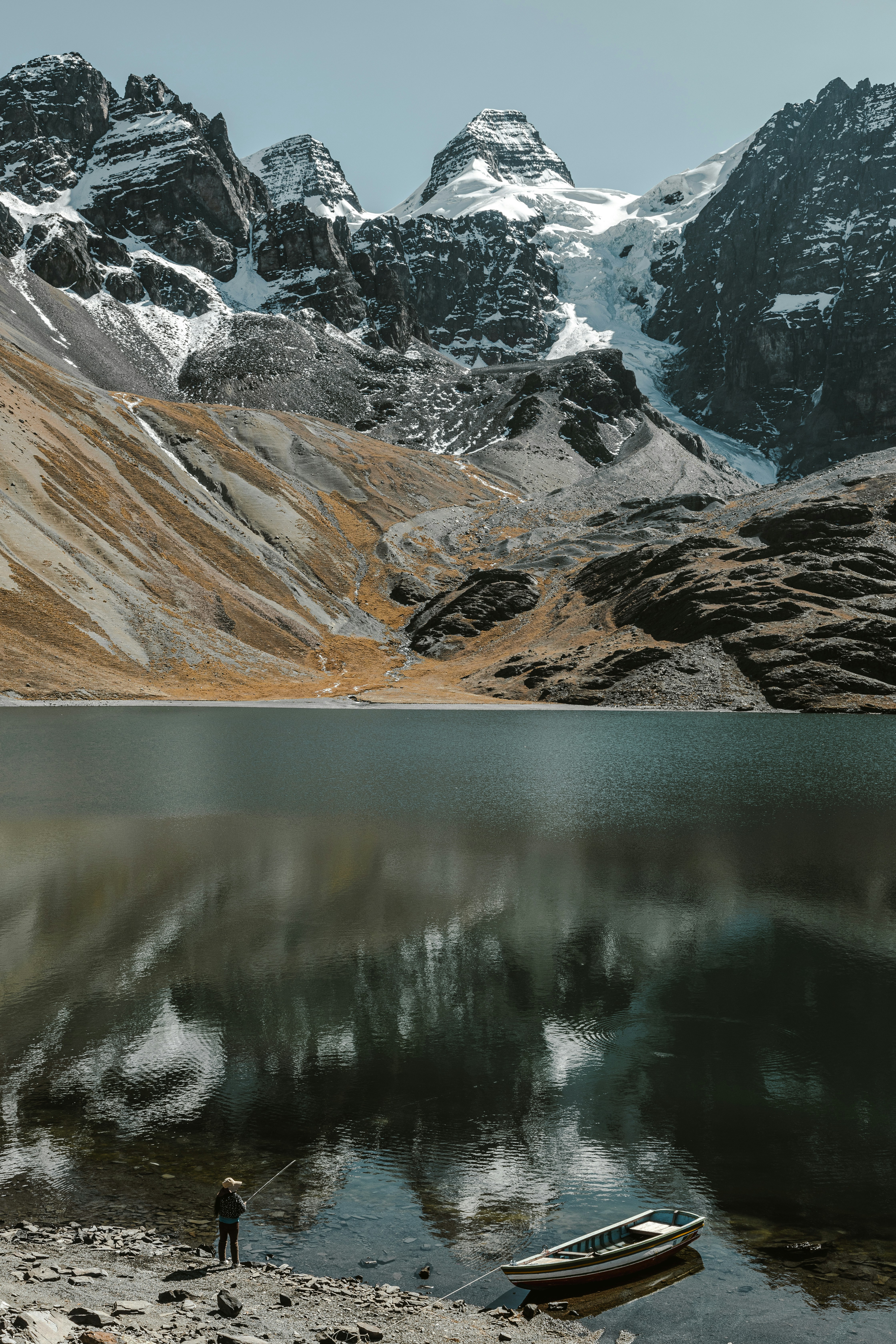 Un uomo, in piedi, accanto, a, una, barca, in cima, uno, lago