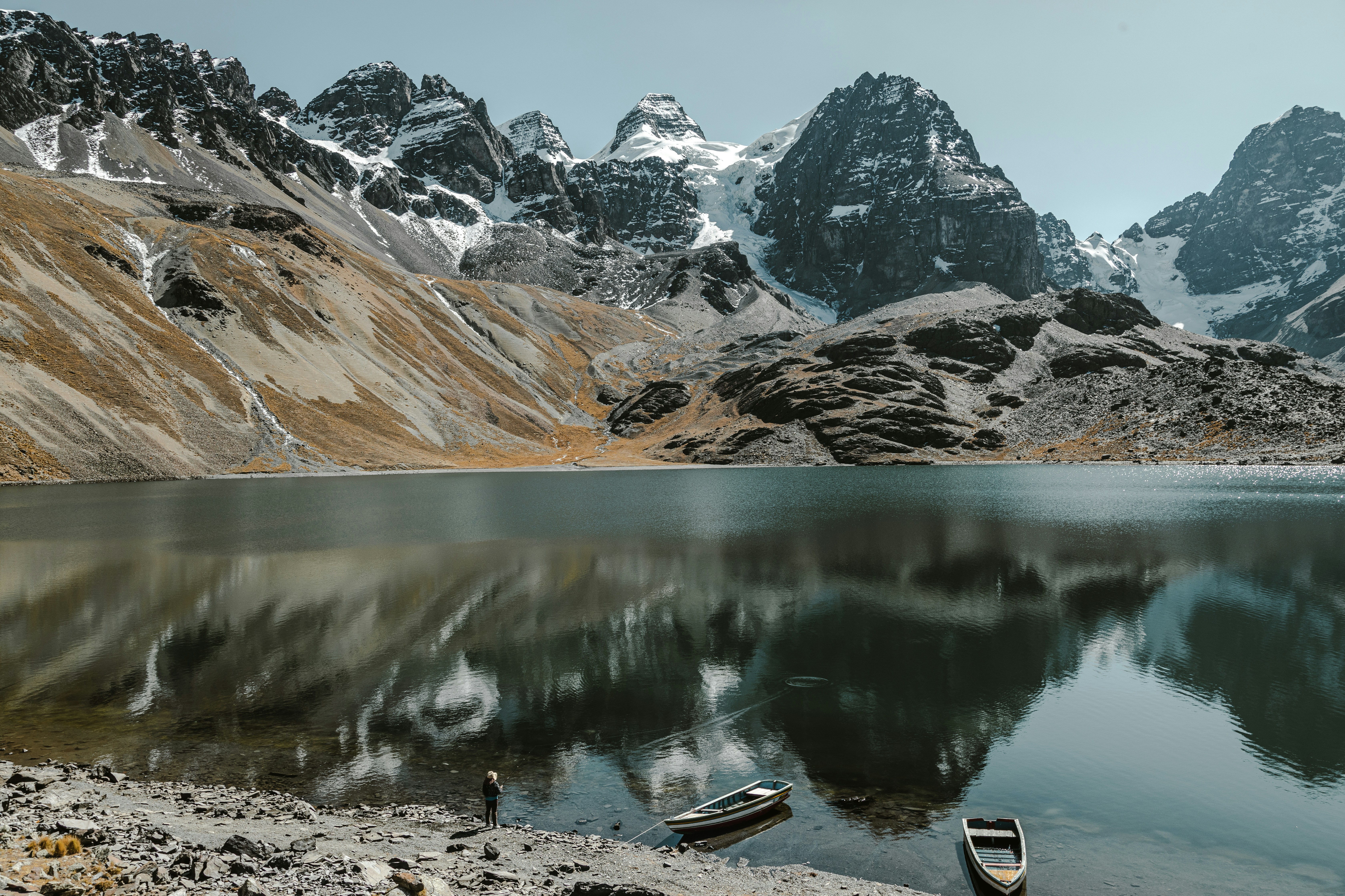 Un lago di montagna circondato da montagne innevate