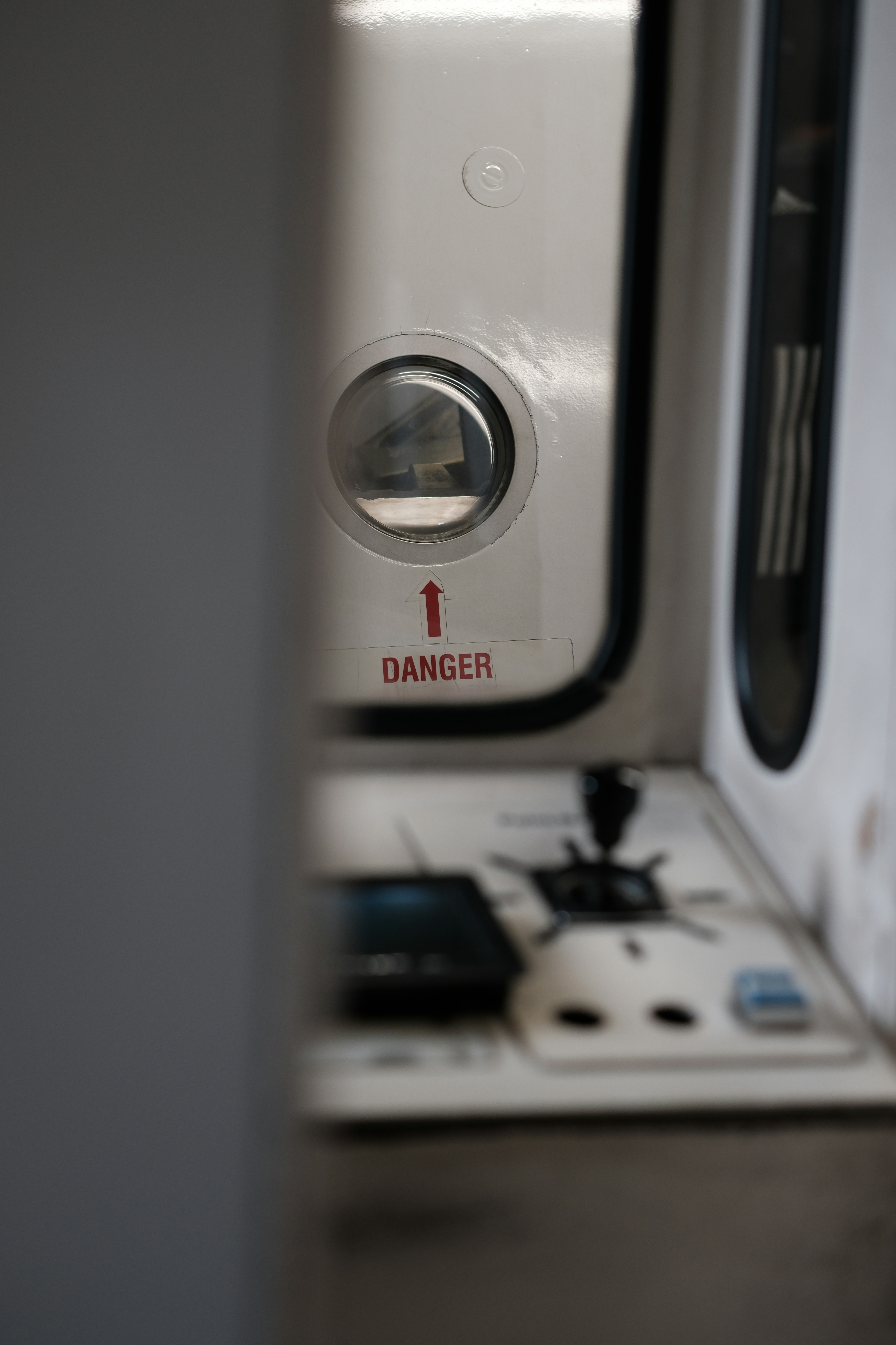 Un primo piano di una maniglia di una porta su una porta