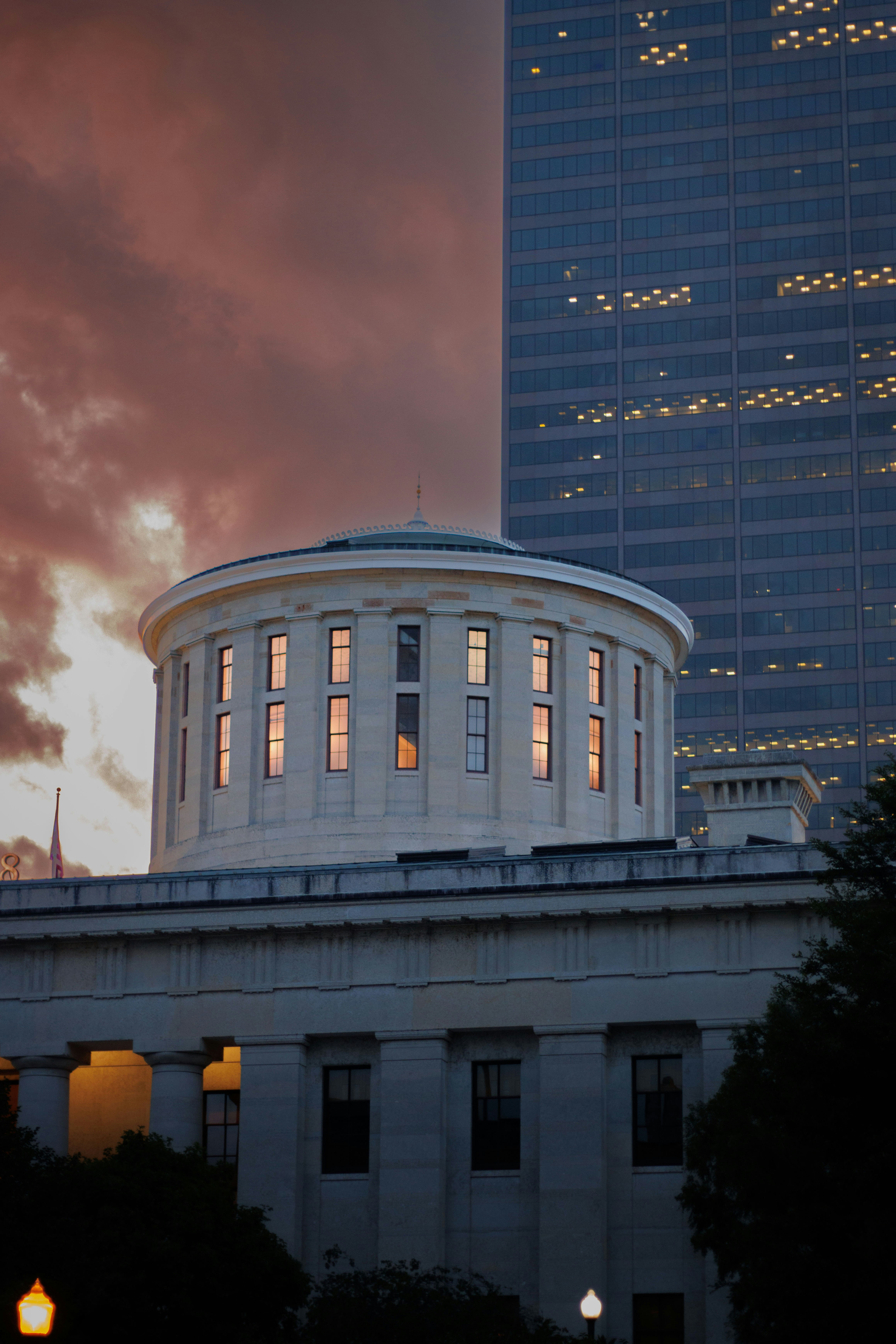 Un edificio muy alto con una cúpula en la parte superior