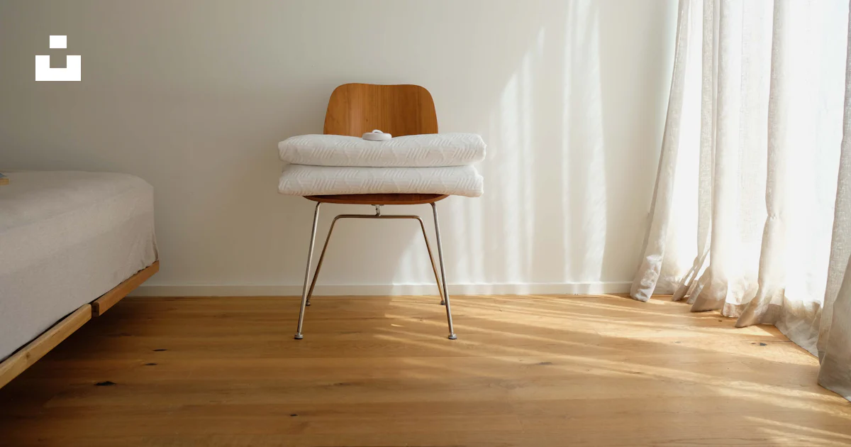 Un dormitorio con una cama y una silla foto – Imagen de Acogedor ...