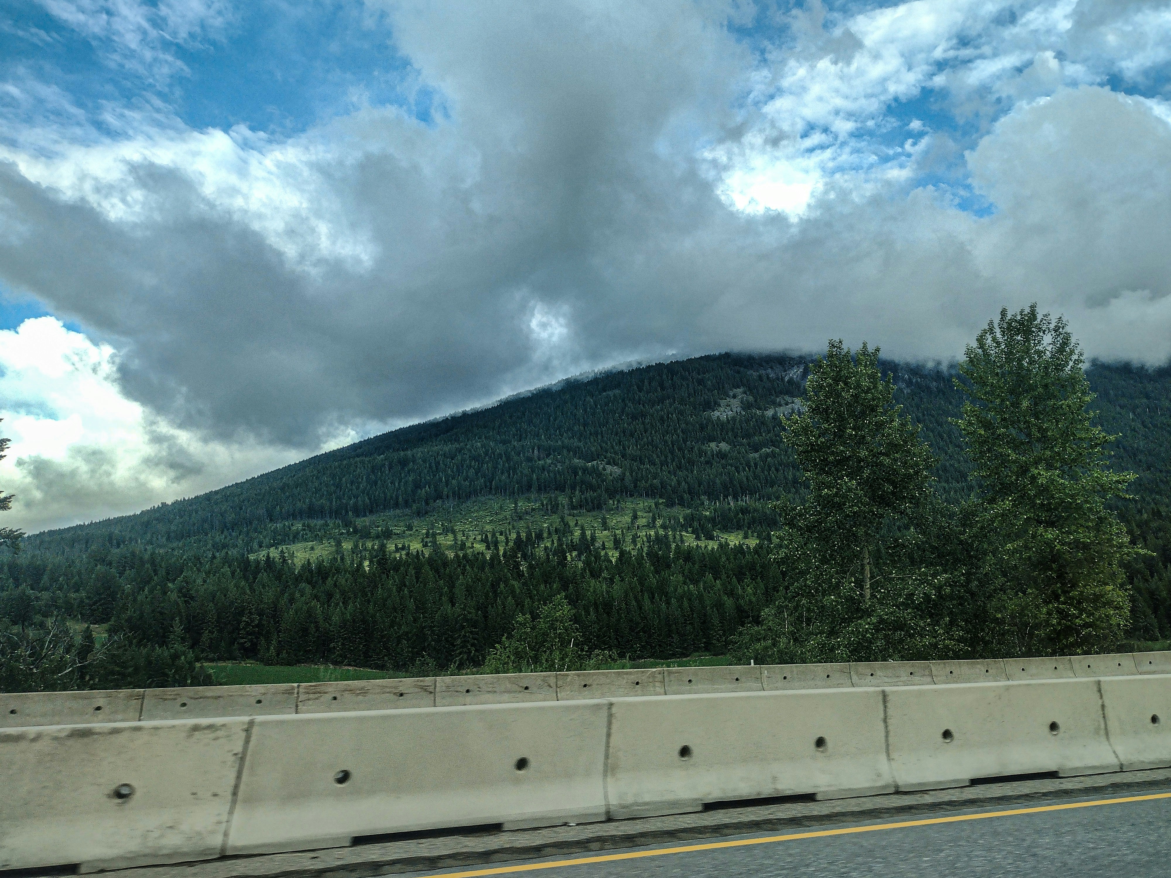 Une route avec une montagne en arrière-plan