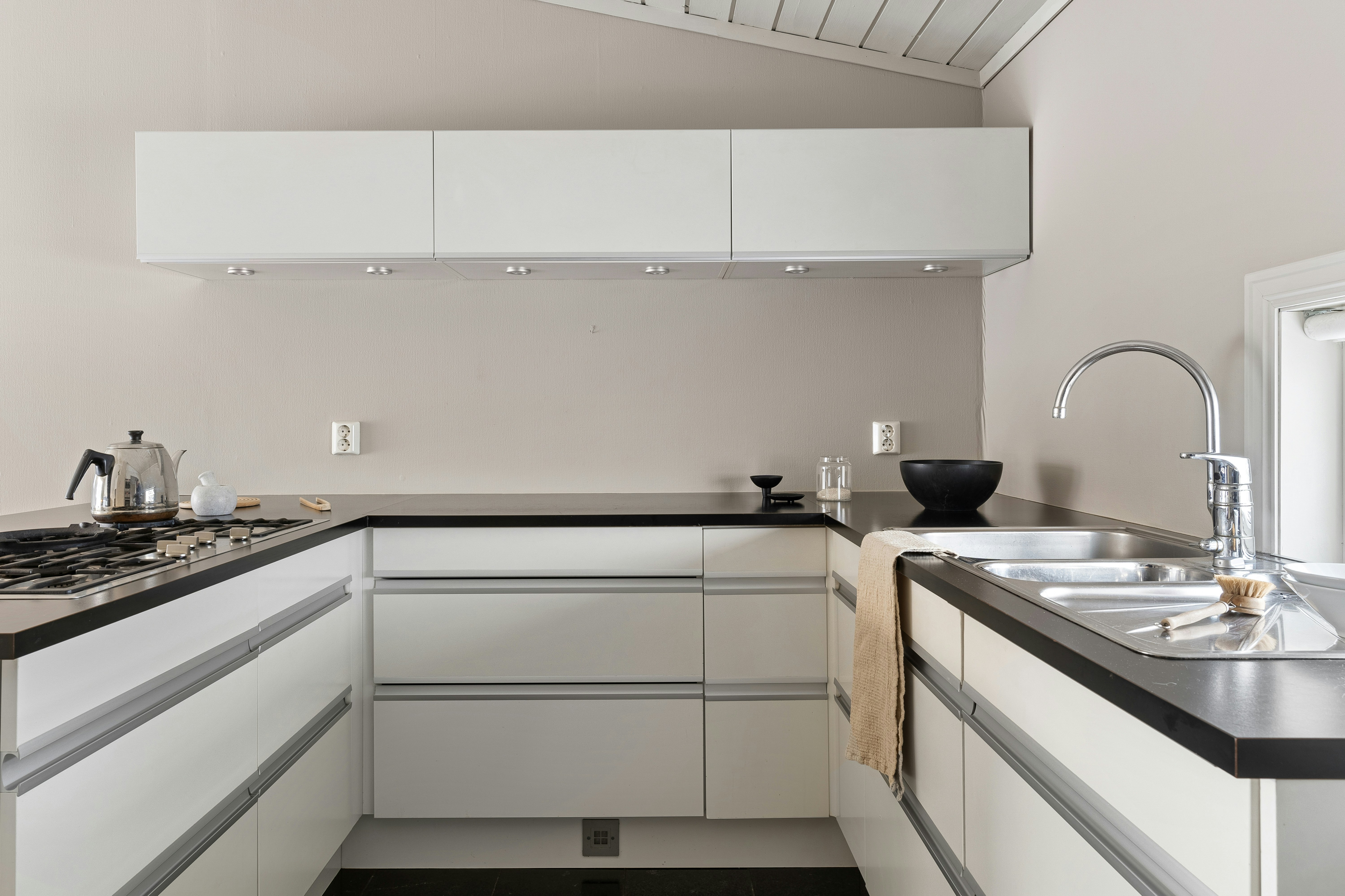 Modern designer kitchen with stainless steel appliances, quartz countertops, and contemporary cabinetry - 1 bedroom apartments uptown chicago