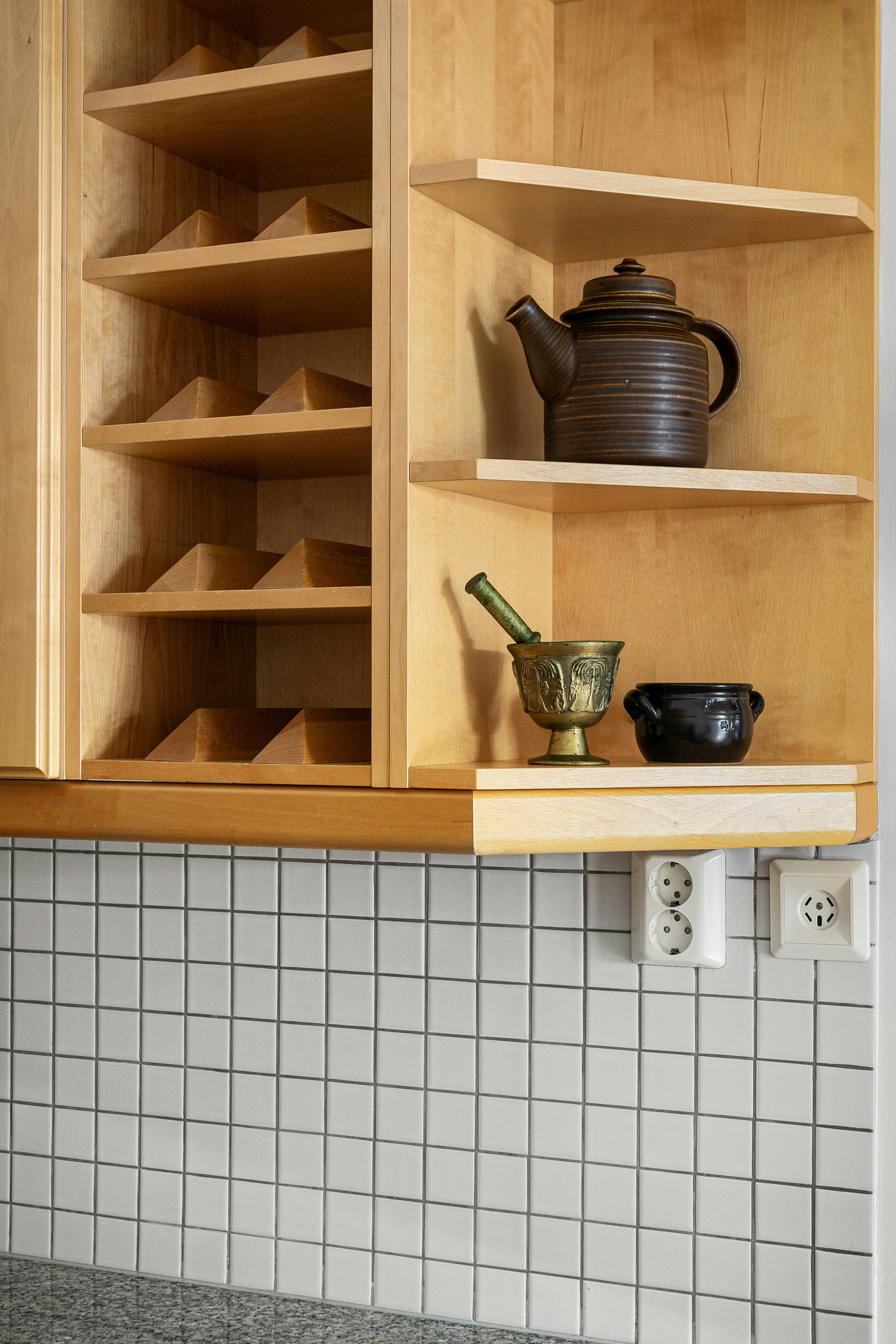6 Hidden Storage Kitchen Set Ideas for Clean Looks