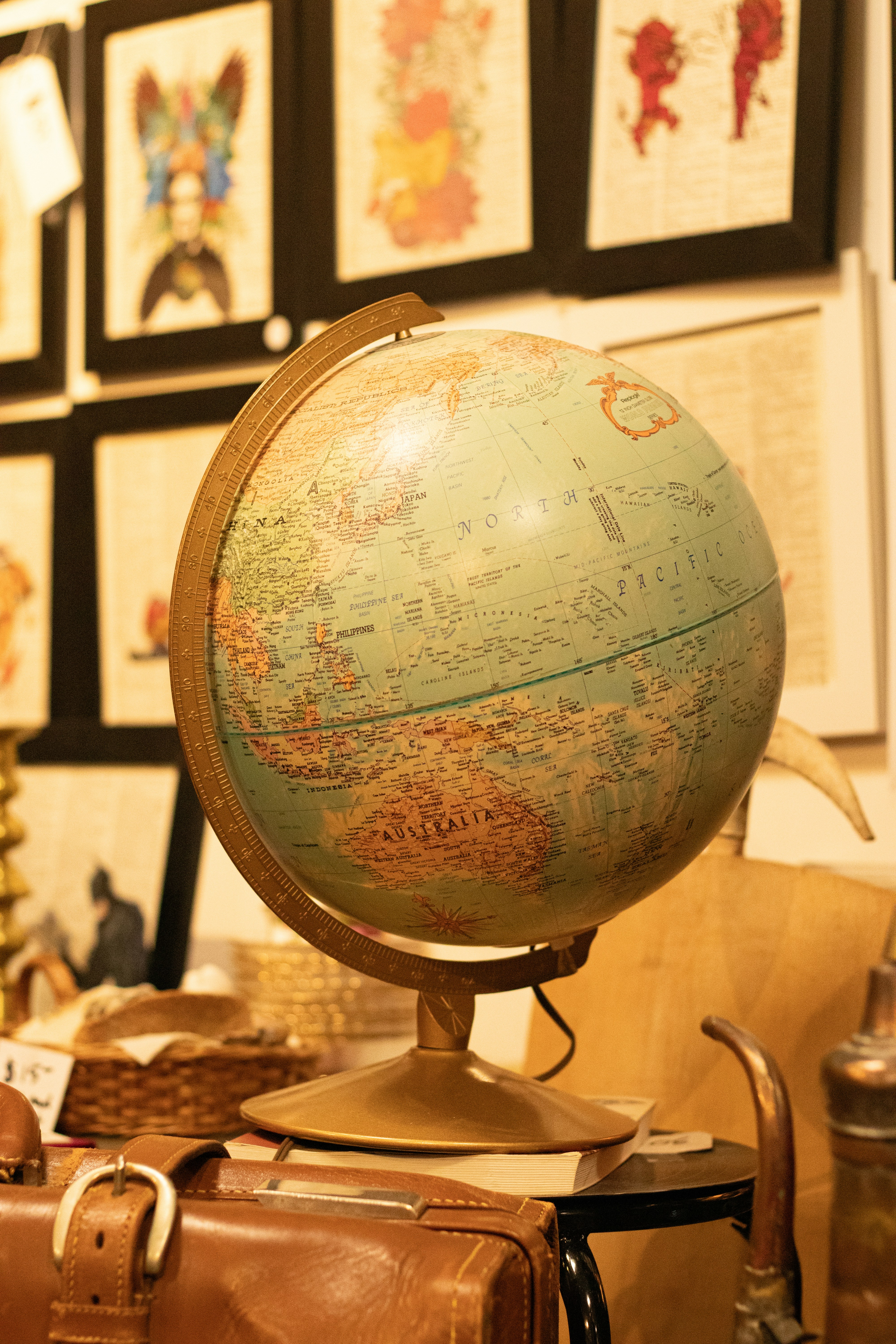 Un gran globo terráqueo encima de una mesa de madera