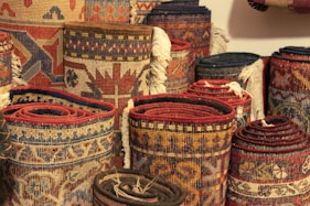 A bunch of baskets that are sitting on the floor