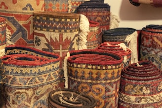 A bunch of baskets that are sitting on the floor