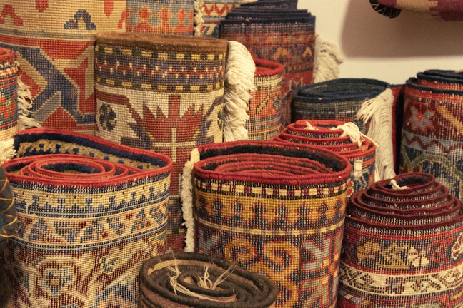 A bunch of baskets that are sitting on the floor
