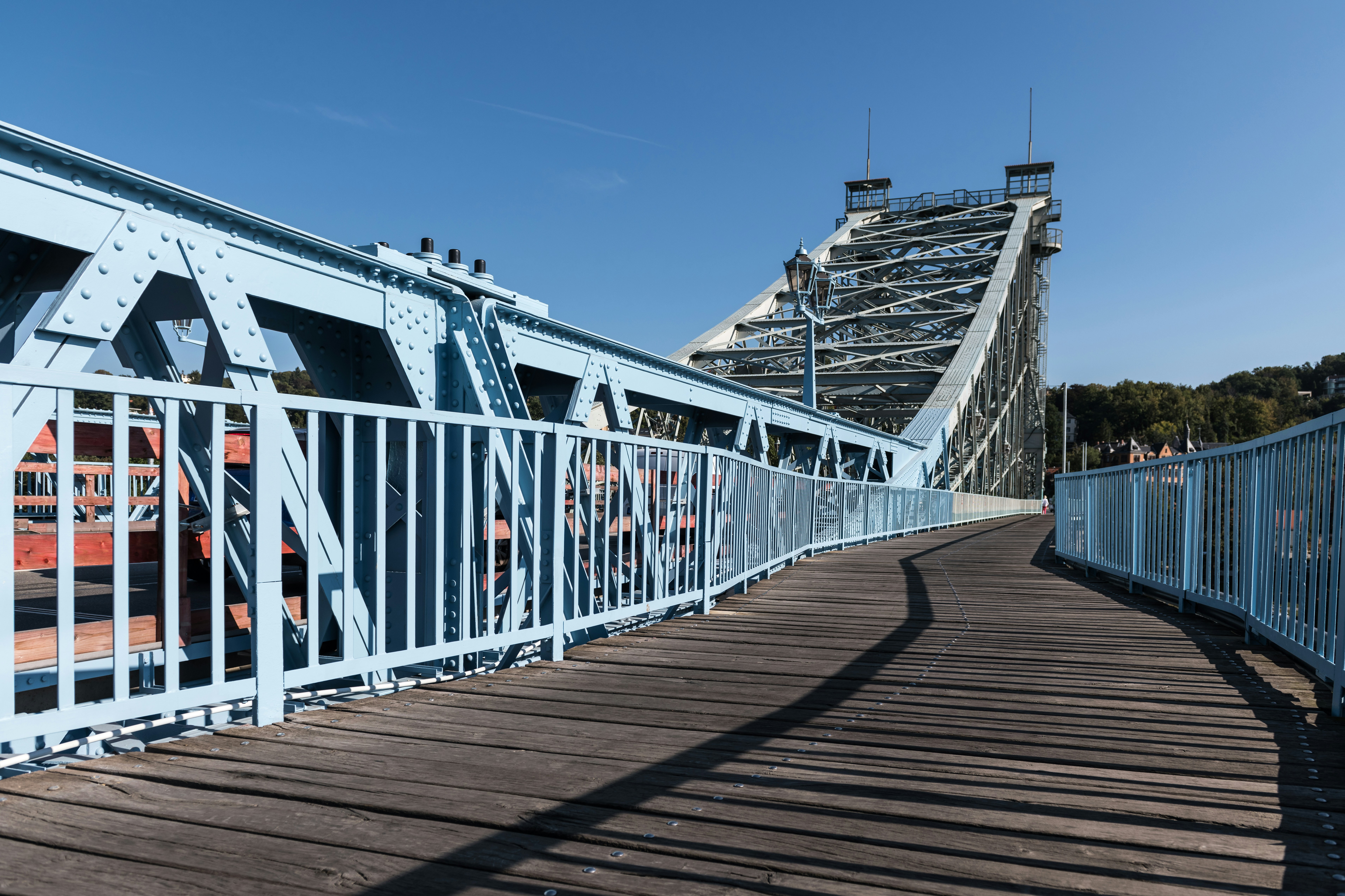 Eine Brücke, über die ein Gehweg führt