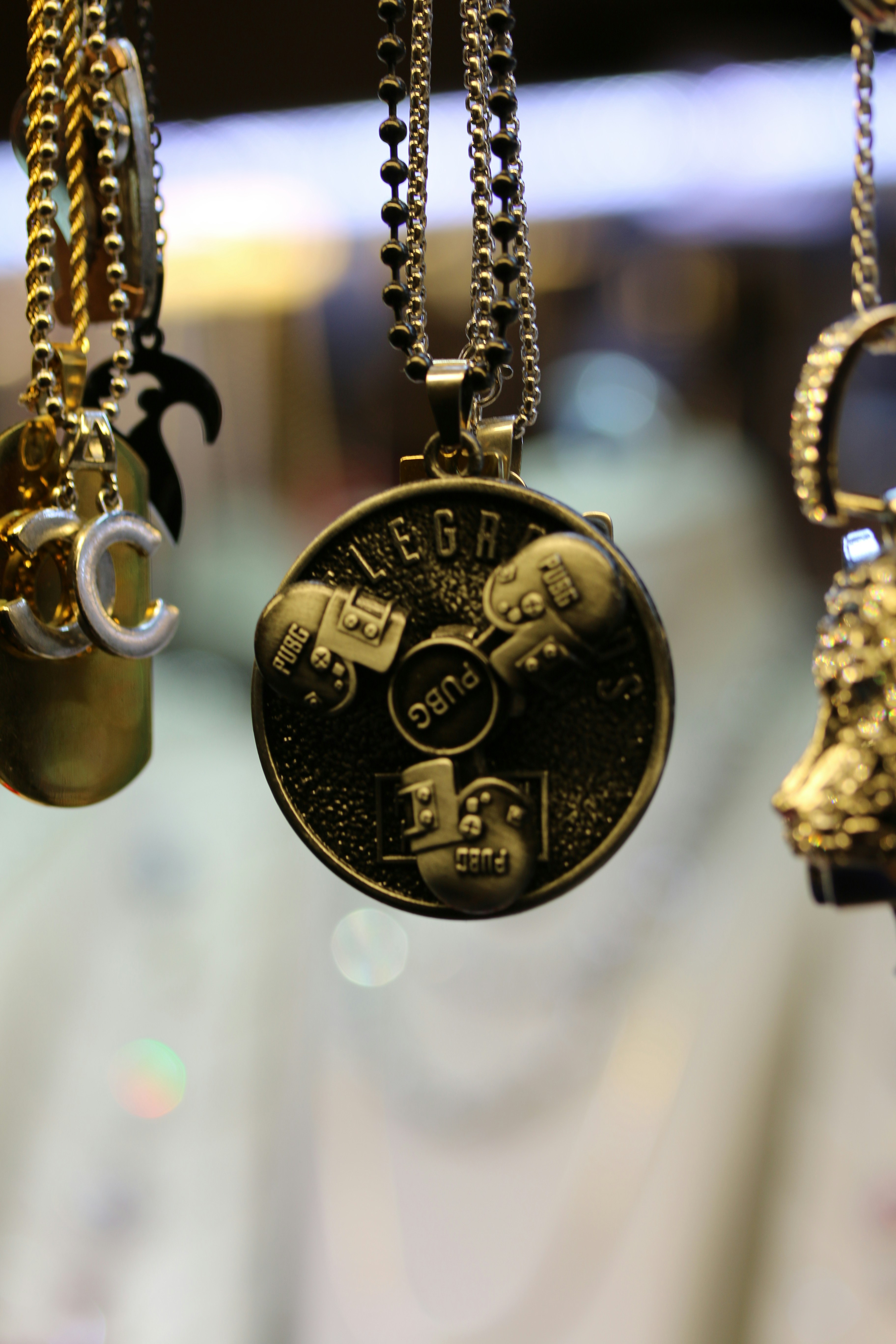 A close up of a bunch of key chains