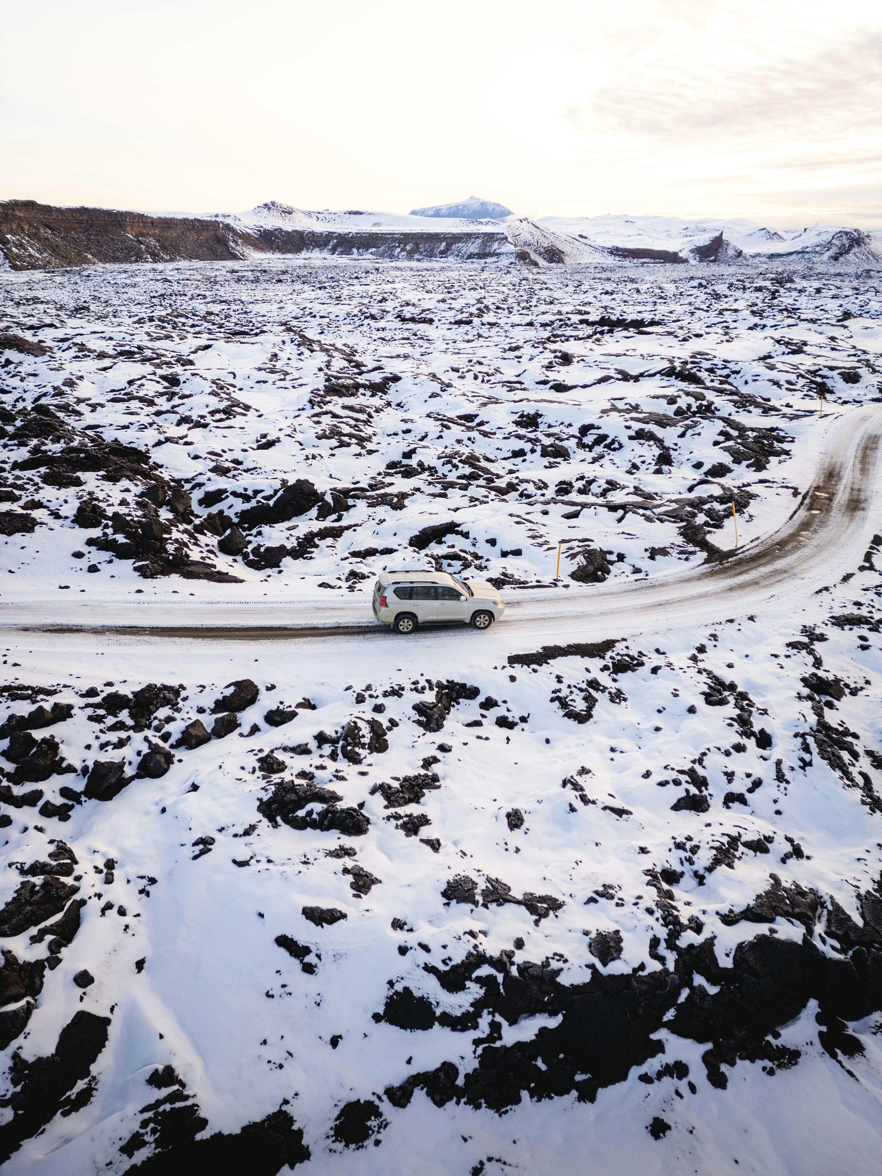 Un'auto sta guidando su una strada innevata