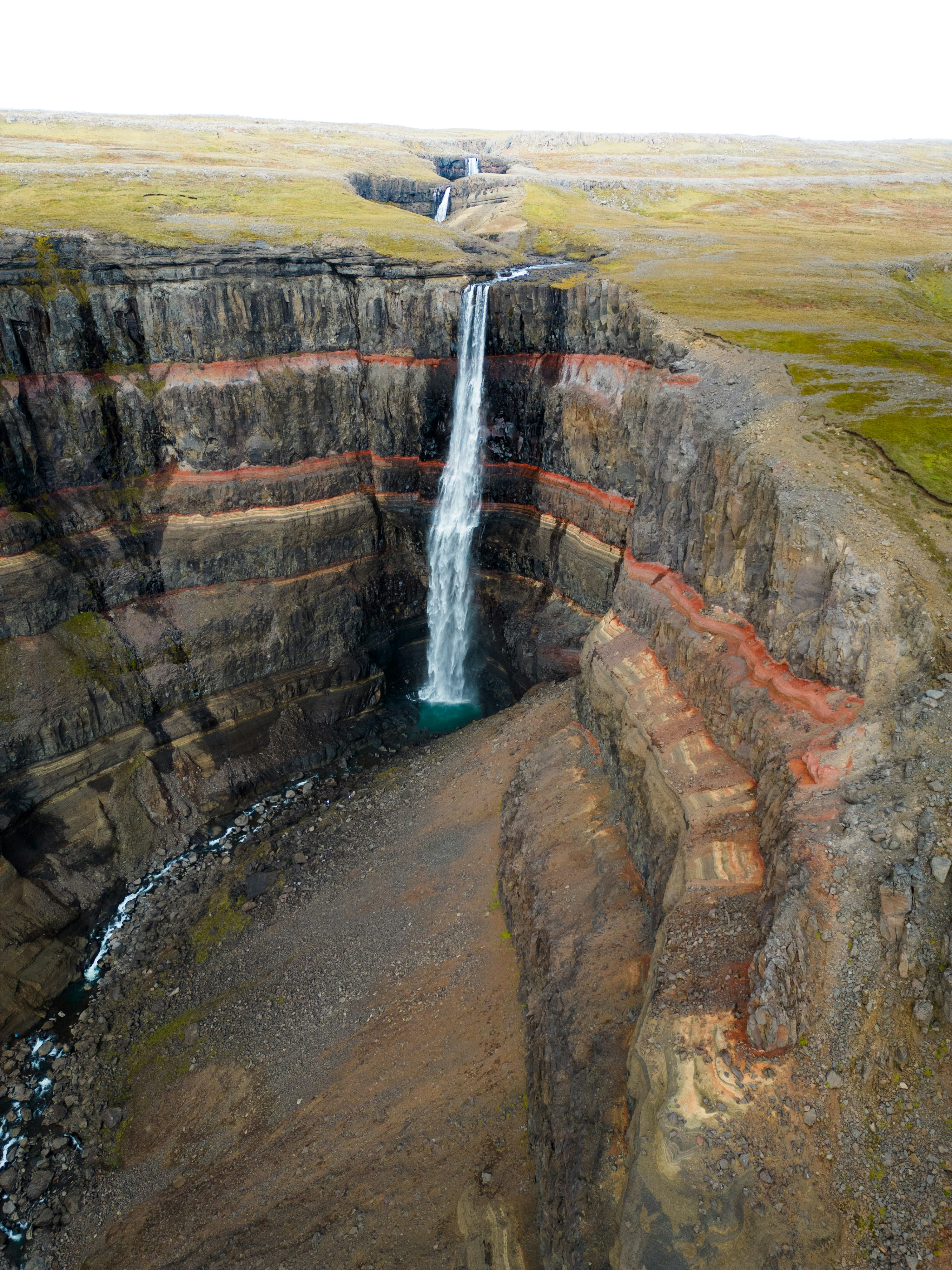 Una veduta aerea di una cascata in un canyon
