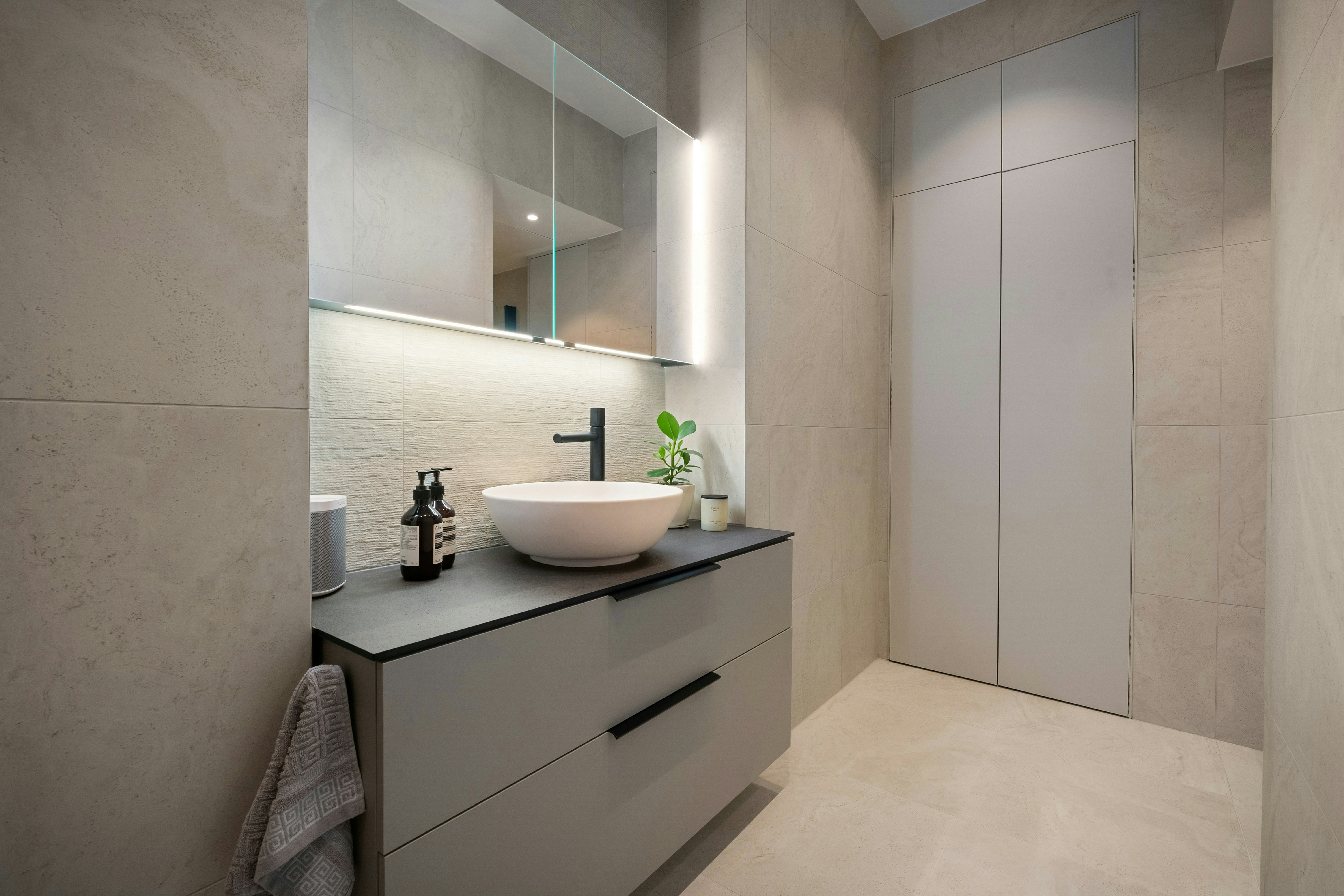 A bathroom with a sink and a mirror