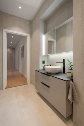 A bathroom with a sink and a mirror