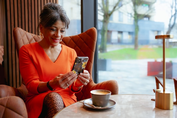 Jubilado espanol usando su smartphone para generar ingresos complementarios