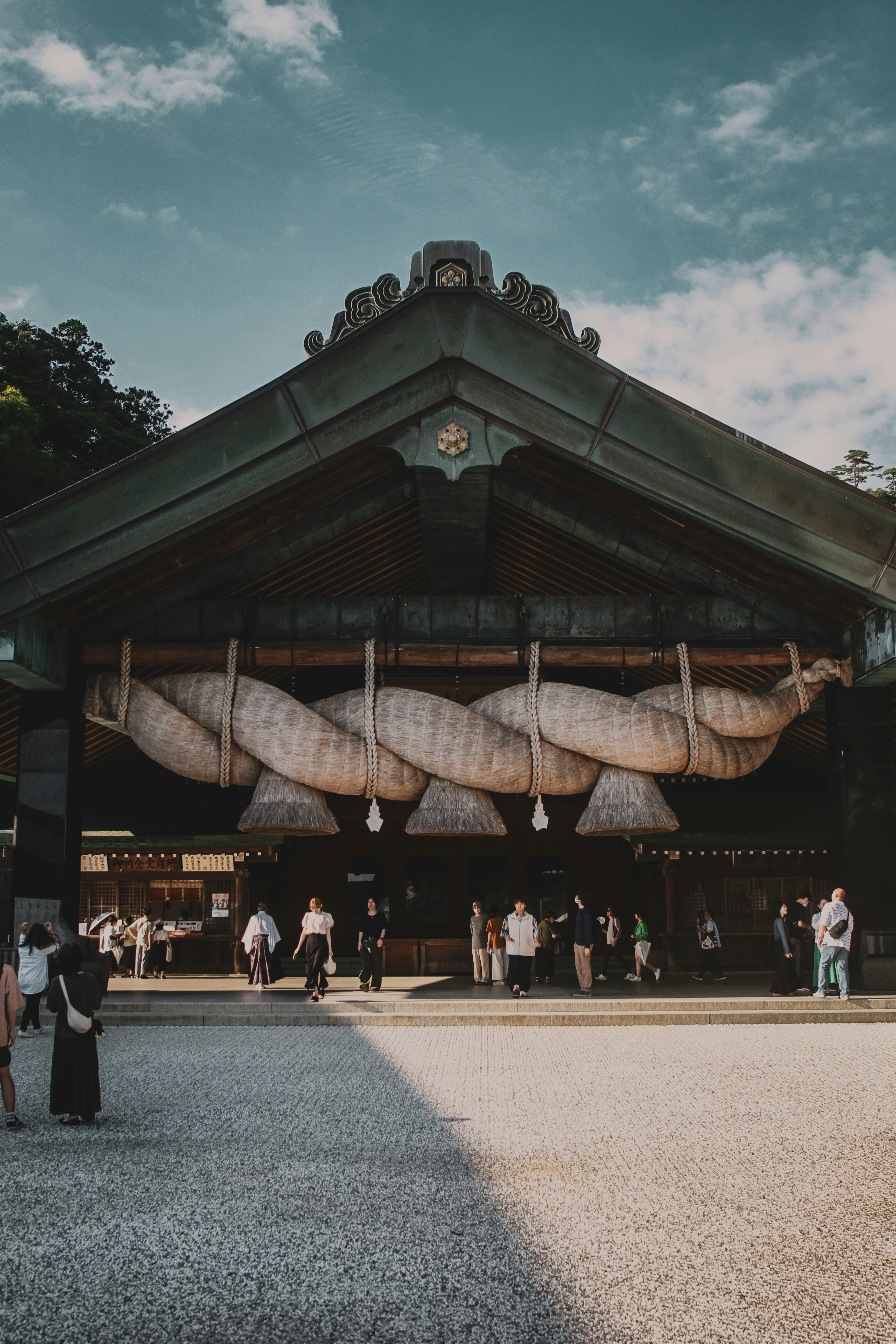 建物の前に立つ人々のグループ
