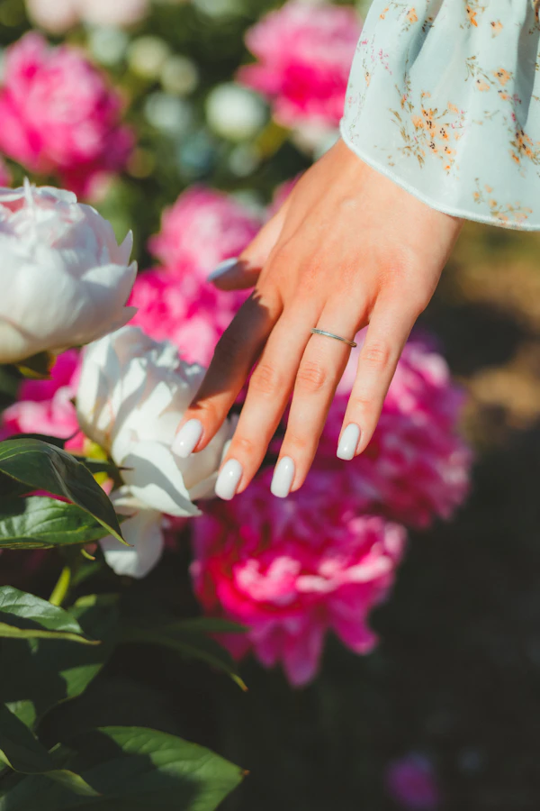 Mẫu nail Peony Bride – Hồng mẫu đơn, đá nhỏ