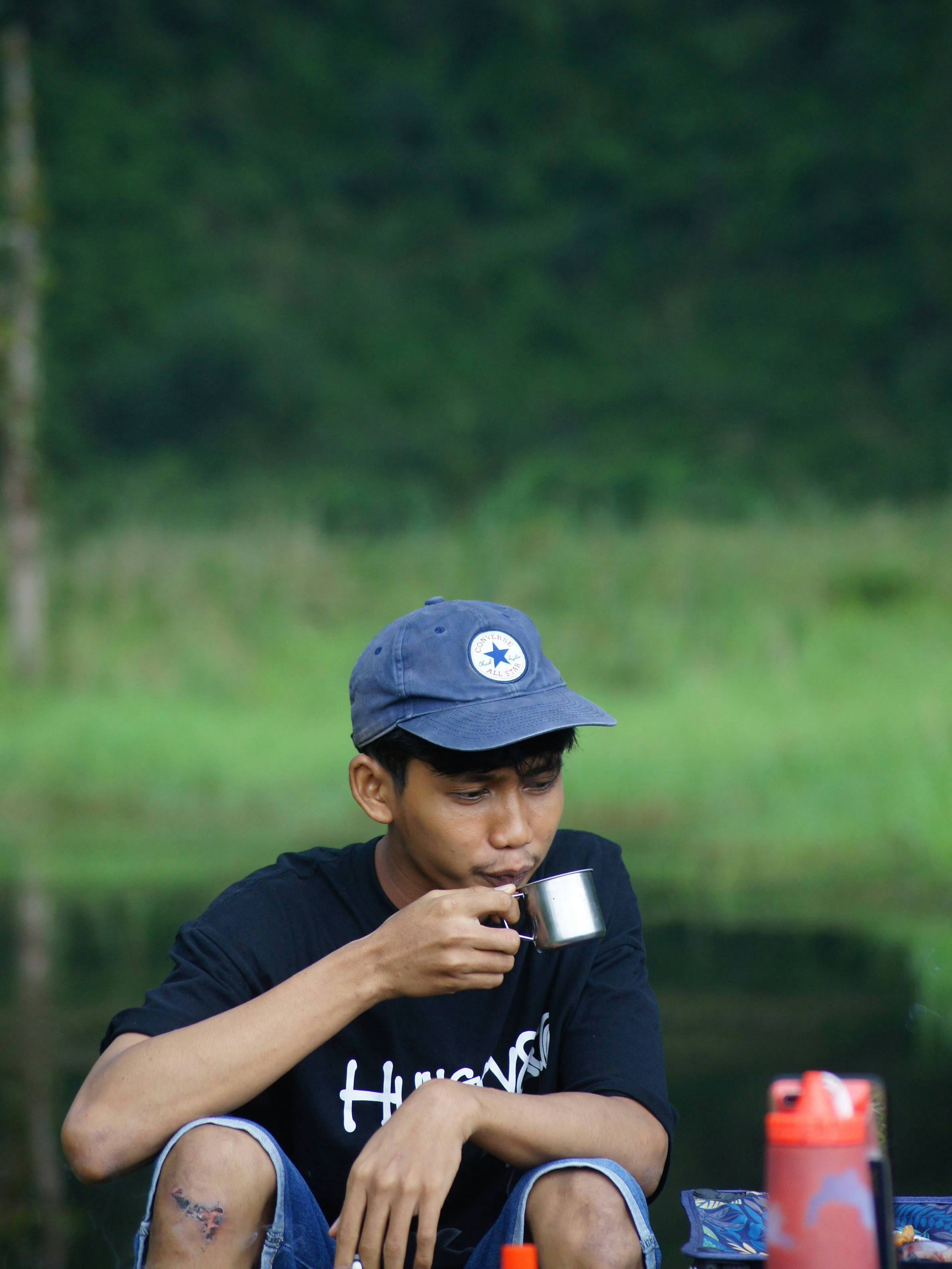 Seorang pemuda sedang asyik menikmati secangkir kopi di Telaga Sigebyar Mangunan, Kecamatan Petungkriyono, Kabupaten Pekalongan