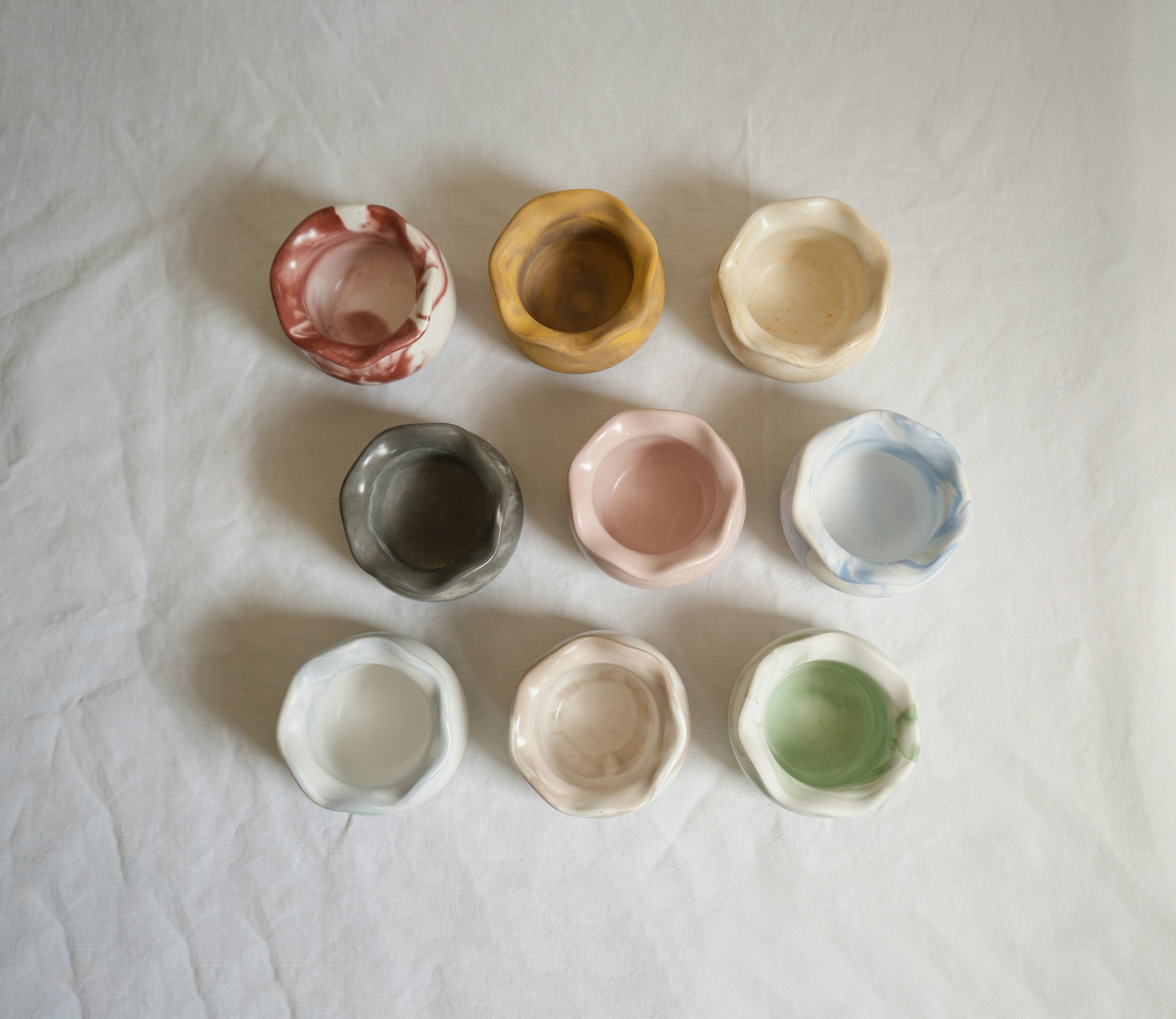 Минималистичные миски на столе