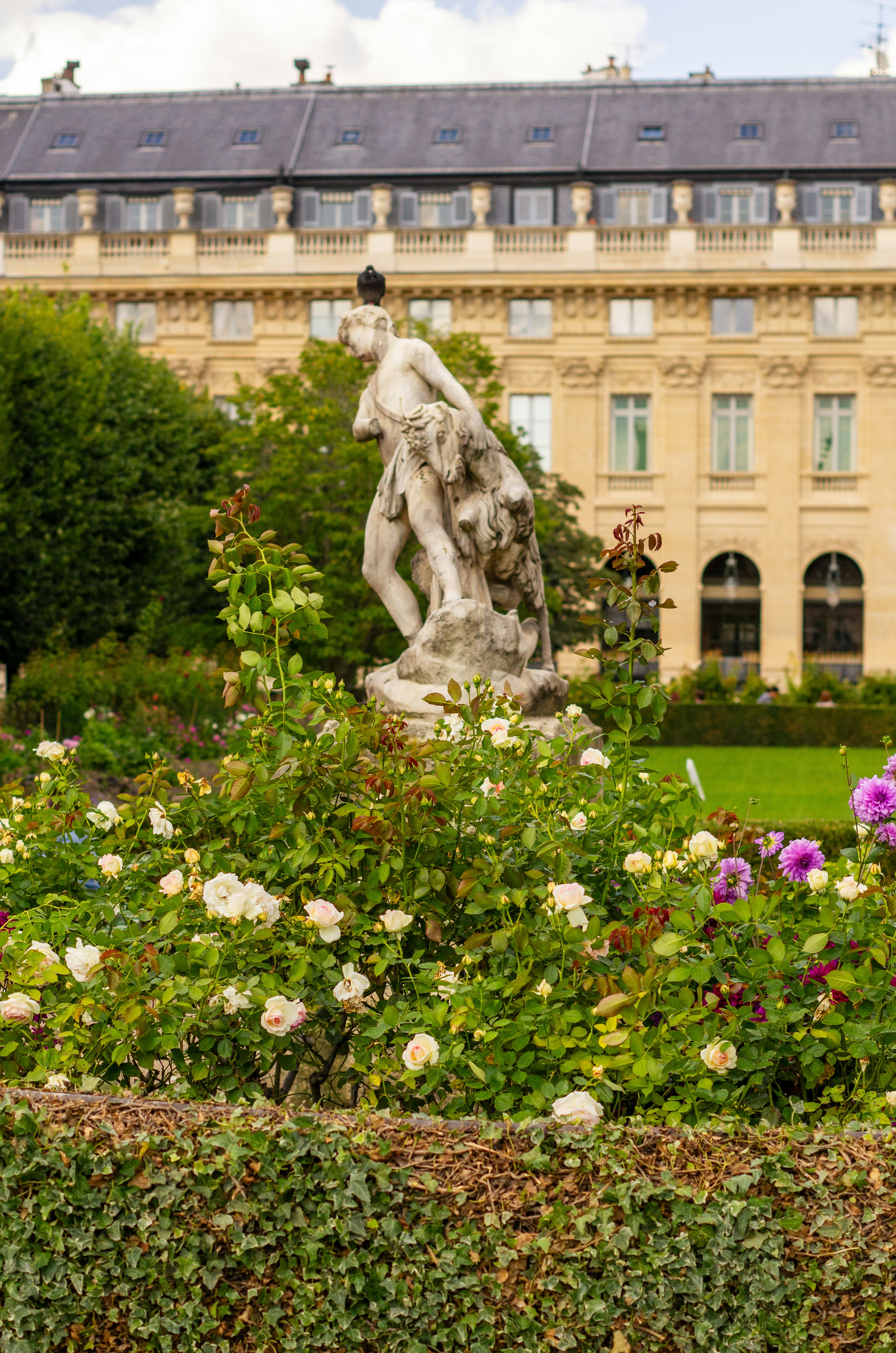 A garden with a statue in the middle of it