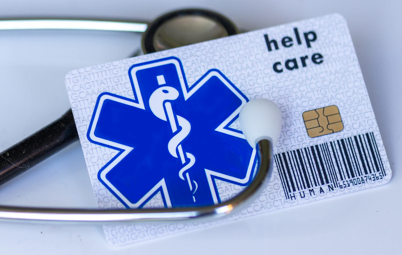 Gesundheitskarte und Stethoskop als Symbol für Krankenkasse und Kostenübernahme