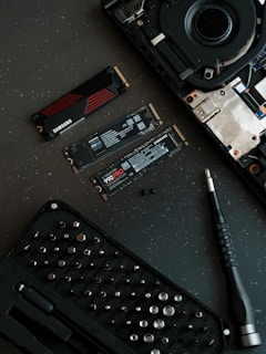 A keyboard and a pen on a table