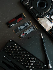 A keyboard and a pen on a table