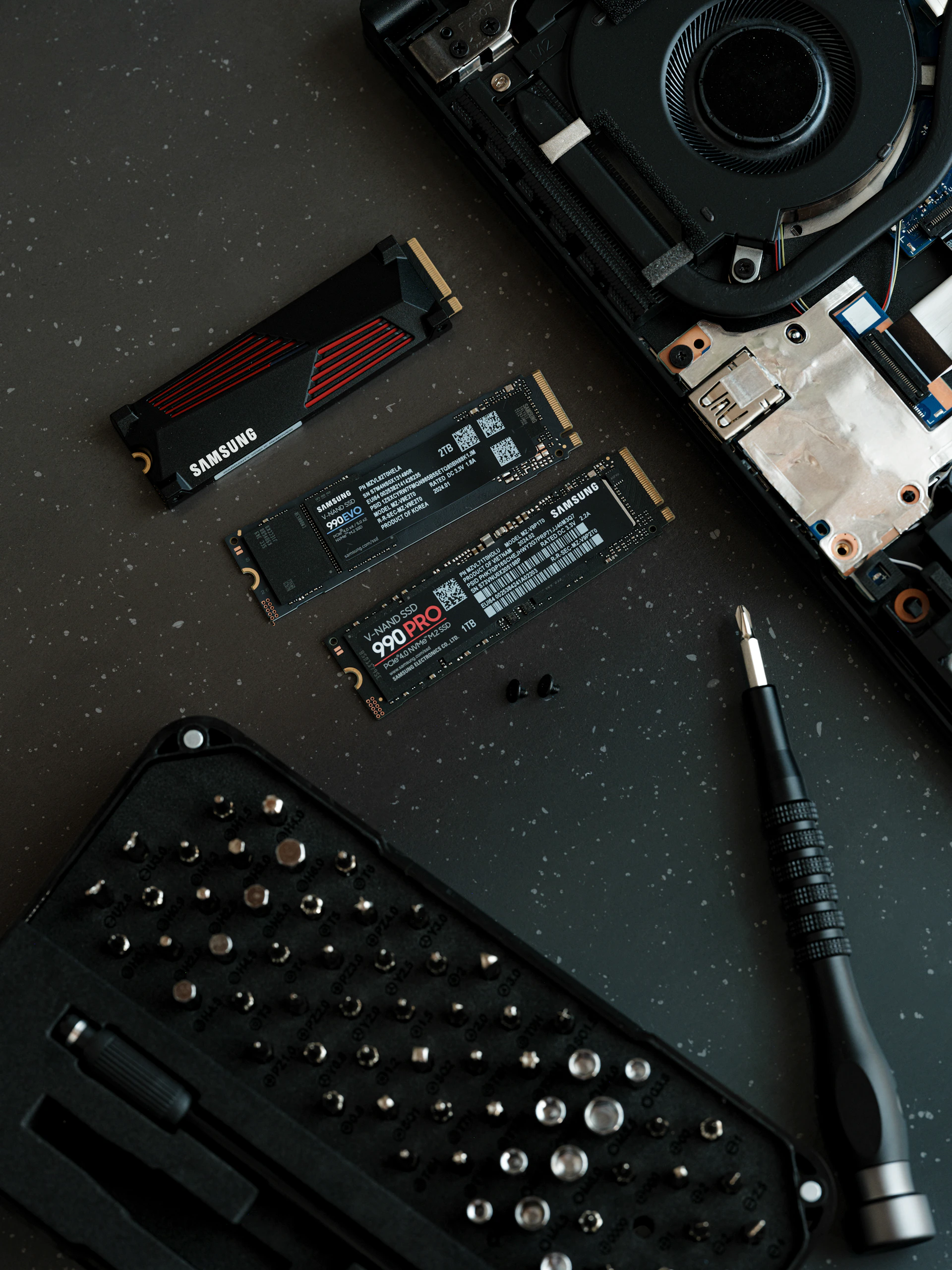 A keyboard and a pen on a table