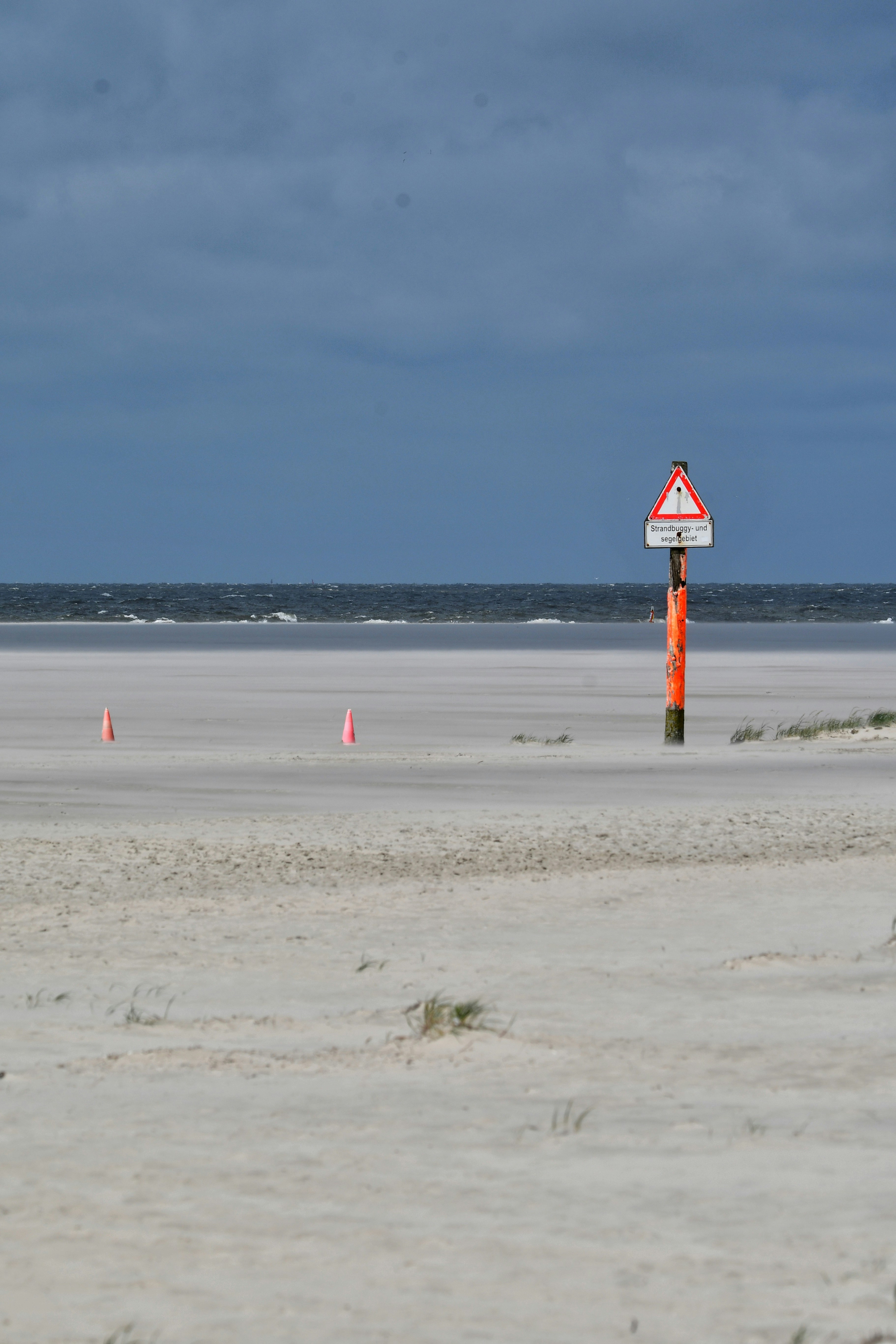 Es gibt ein Schild, das sich am Strand befindet