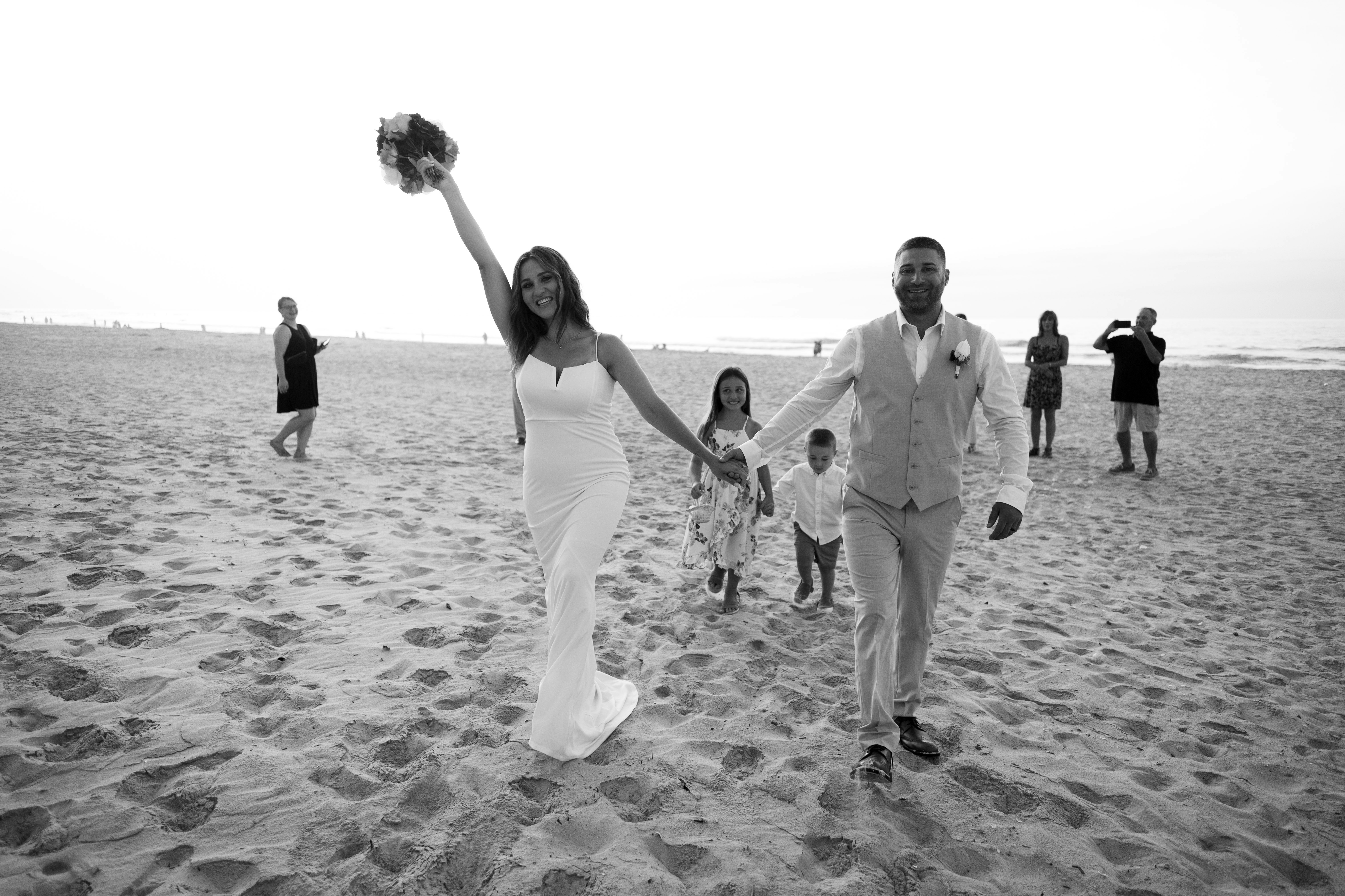 Un hombre y una mujer tomados de la mano en una playa