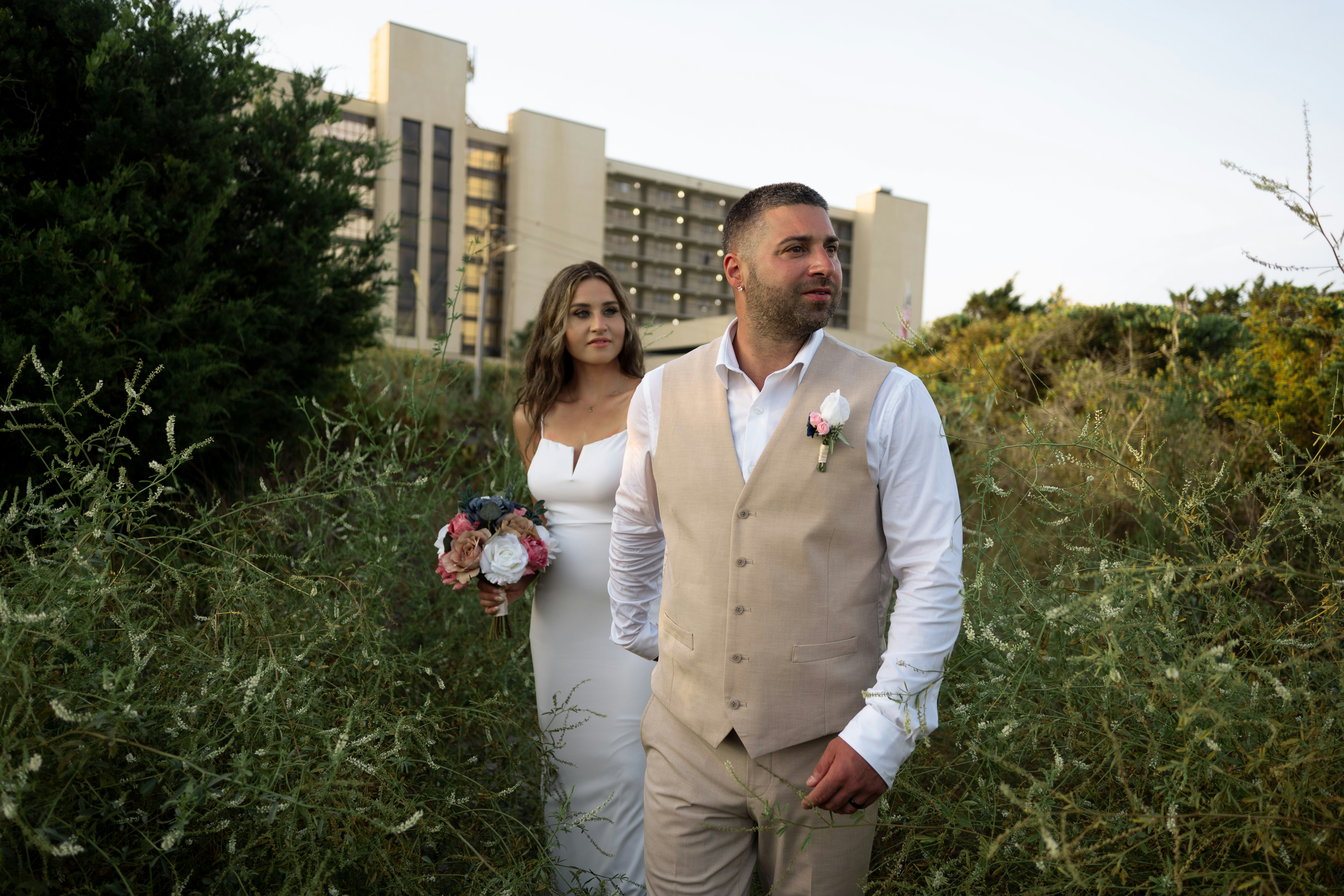 Un hombre y una mujer están de pie en la hierba alta