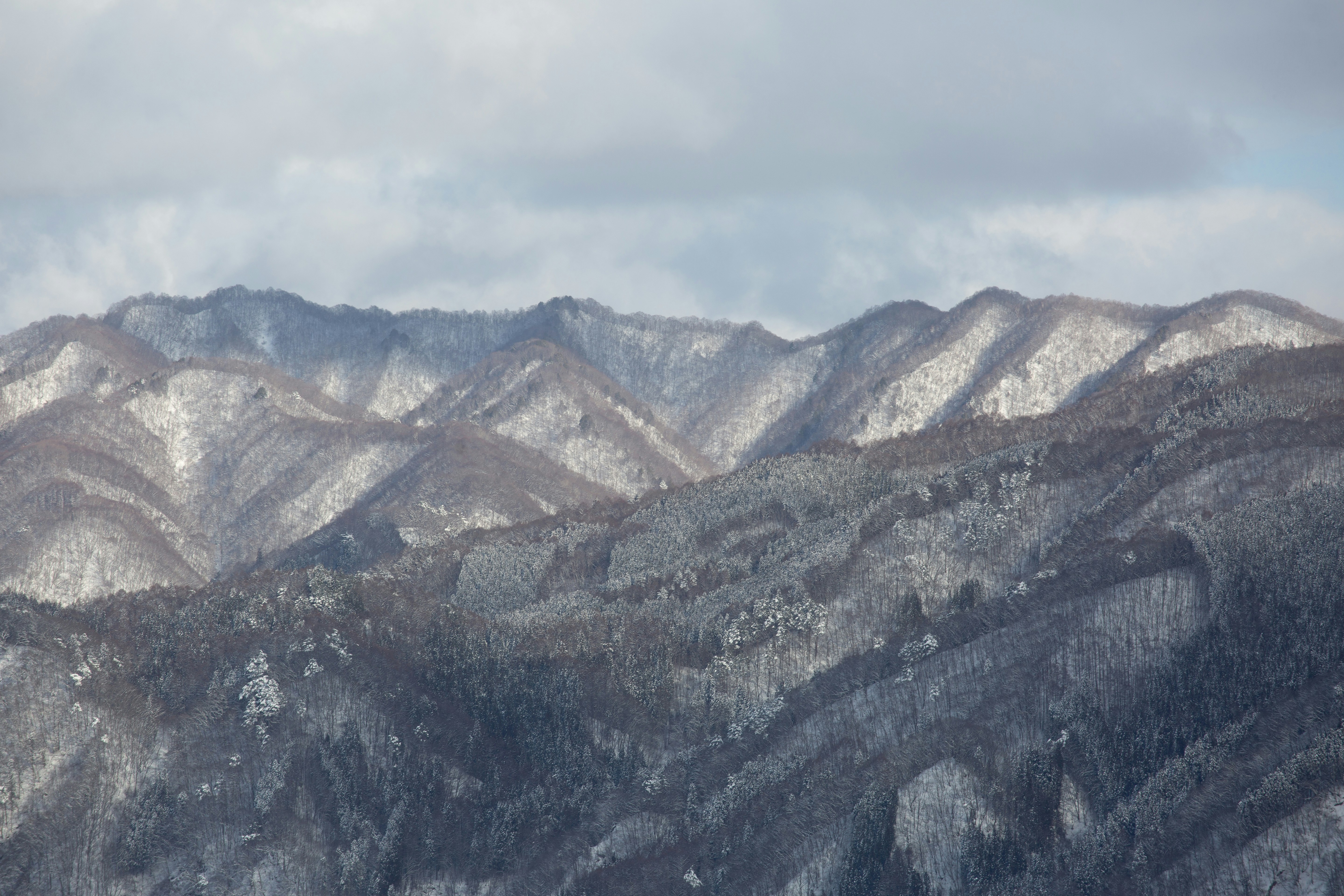 Blick auf eine Bergkette mit Schnee auf den Bergen