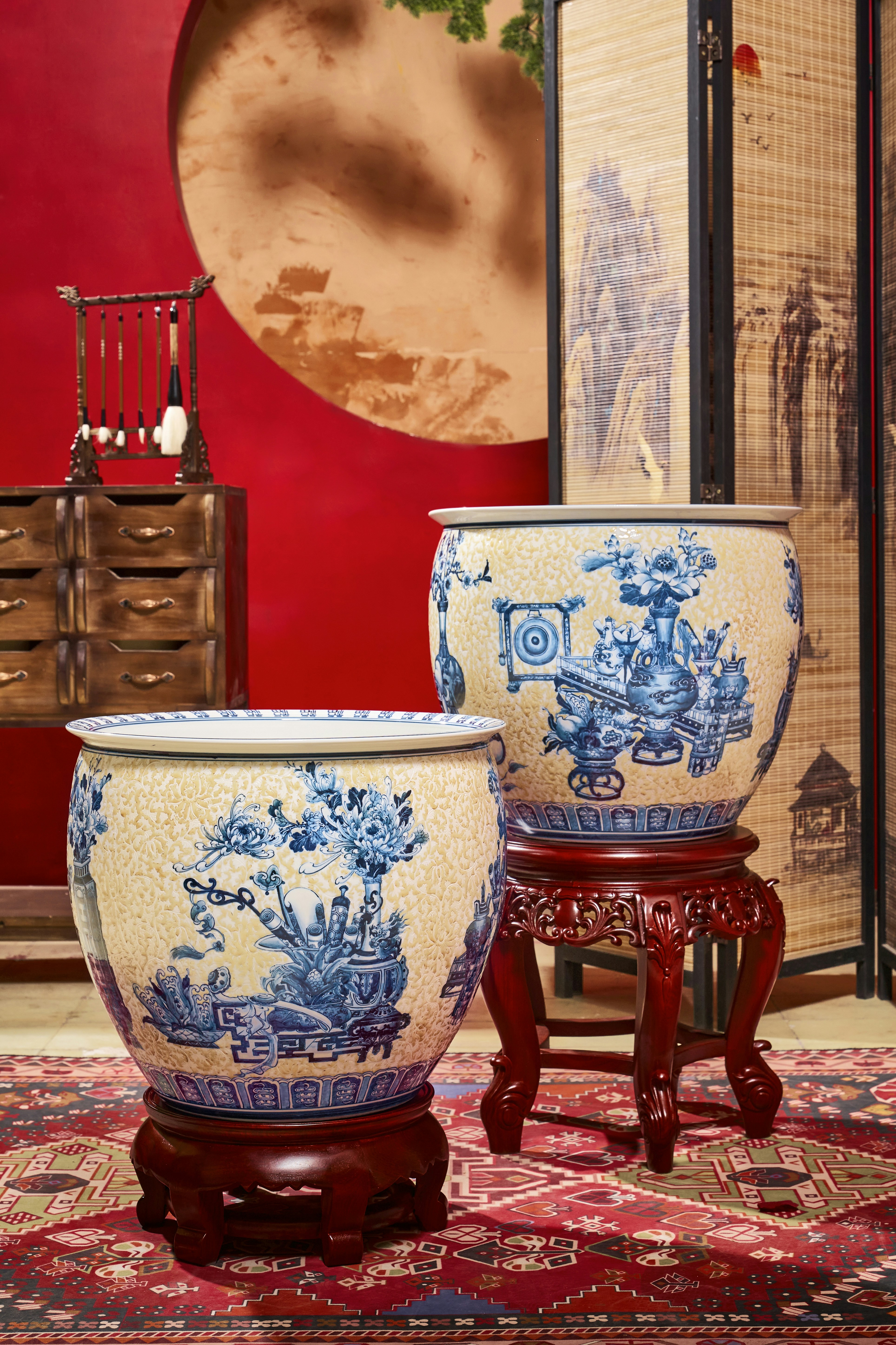 Zwei blau-weiße Vasen, die auf einem Teppich sitzen