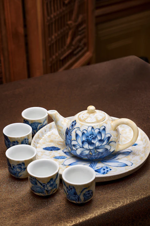 Bộ trà gốm sứ