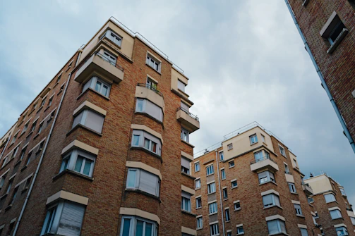 A tall brick building sitting next to a tall brick building