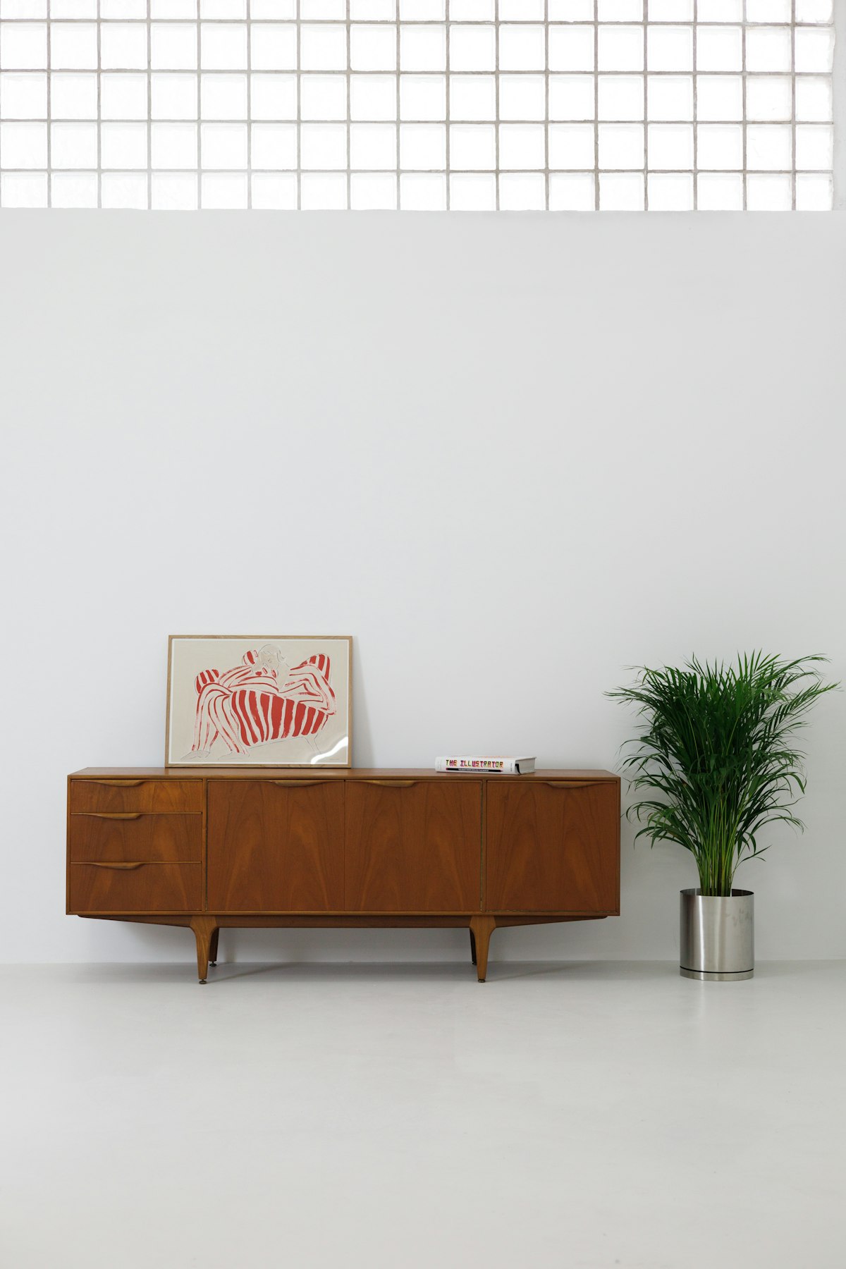 Estilo Mid-Century Brasileiro em 2026: Pés Palito, Portas Ripadas e Madeira Clara — Por Que o Design dos Anos 50 e 60 Voltou e Como Usar Sem Exagero