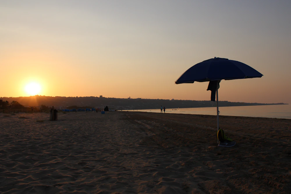 Ombrellone su una spiaggia sabbiosa in una giornata di sole