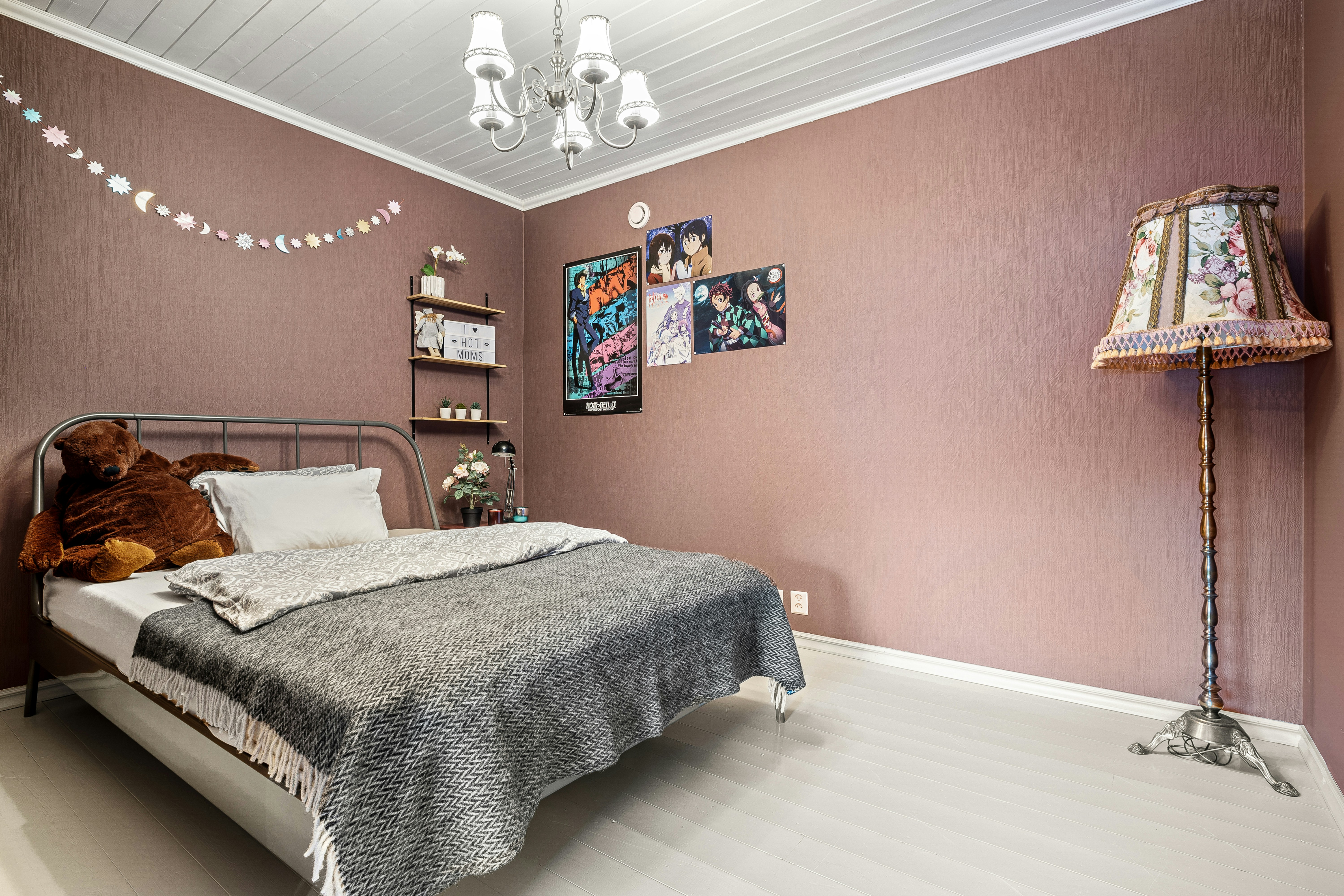 Modern bir yatak odasında popüler ve huzur verici duvar boyası renklerini sergileyen şık iç mekan tasarımı.