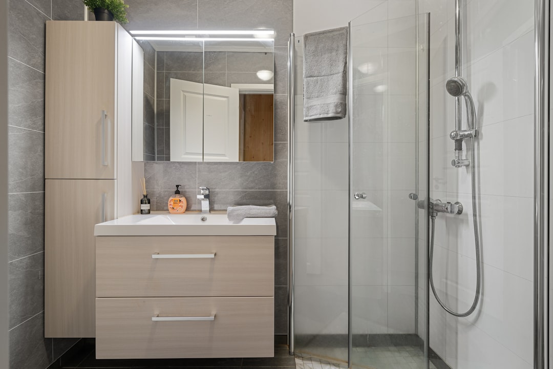 Modified bathroom with grab bars and safety features for Alzheimer's care - Alzheimer's care at home Modified bathroom with grab bars and safety features for Alzheimer's care - Alzheimer's care at home