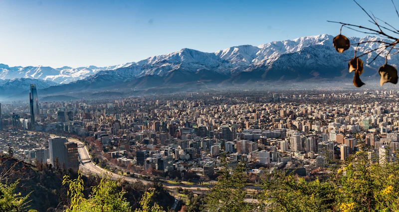 Santiago de Chile con la cordillera de los Andes al fondo