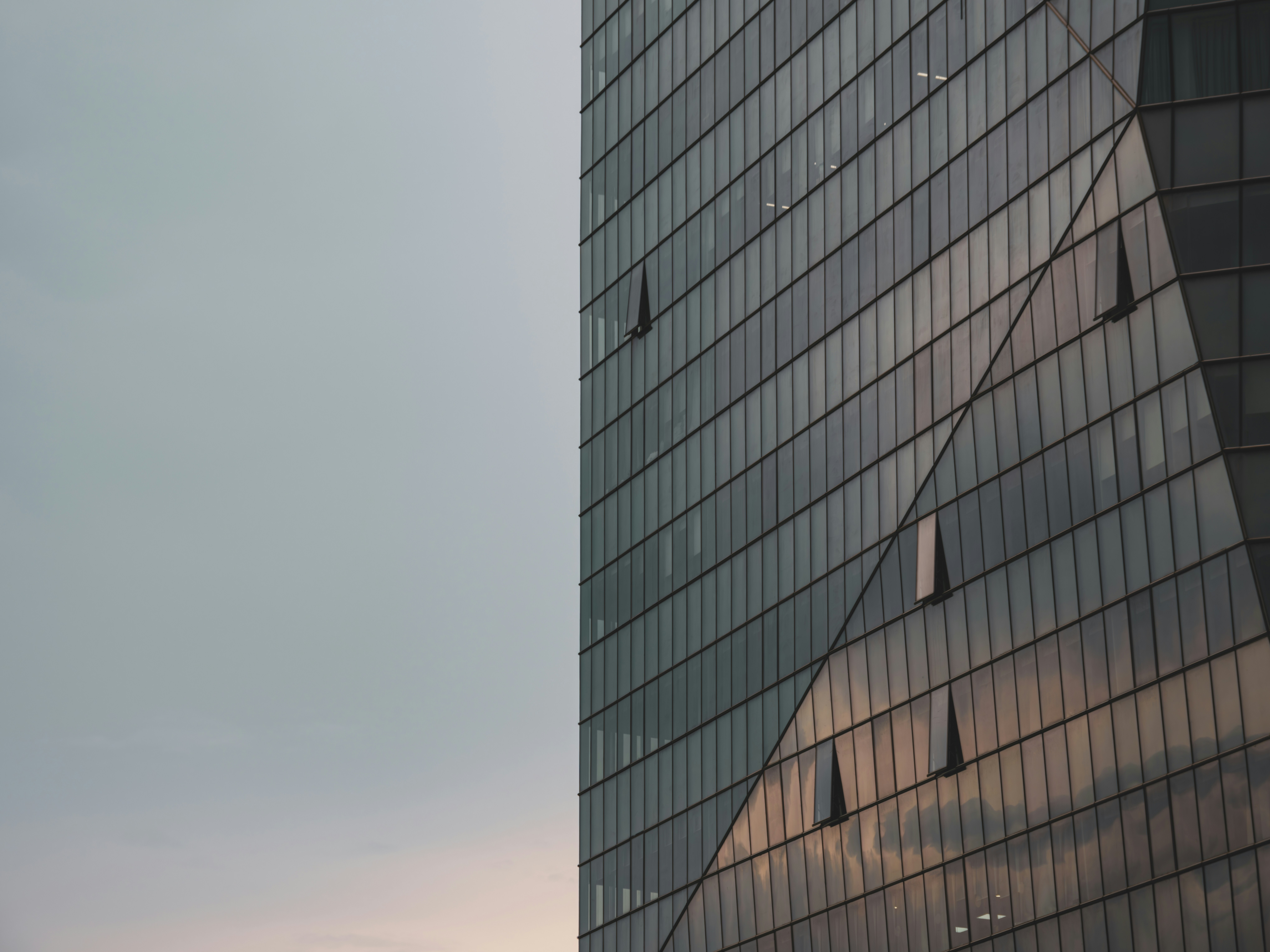 Un edificio alto con un orologio sul lato