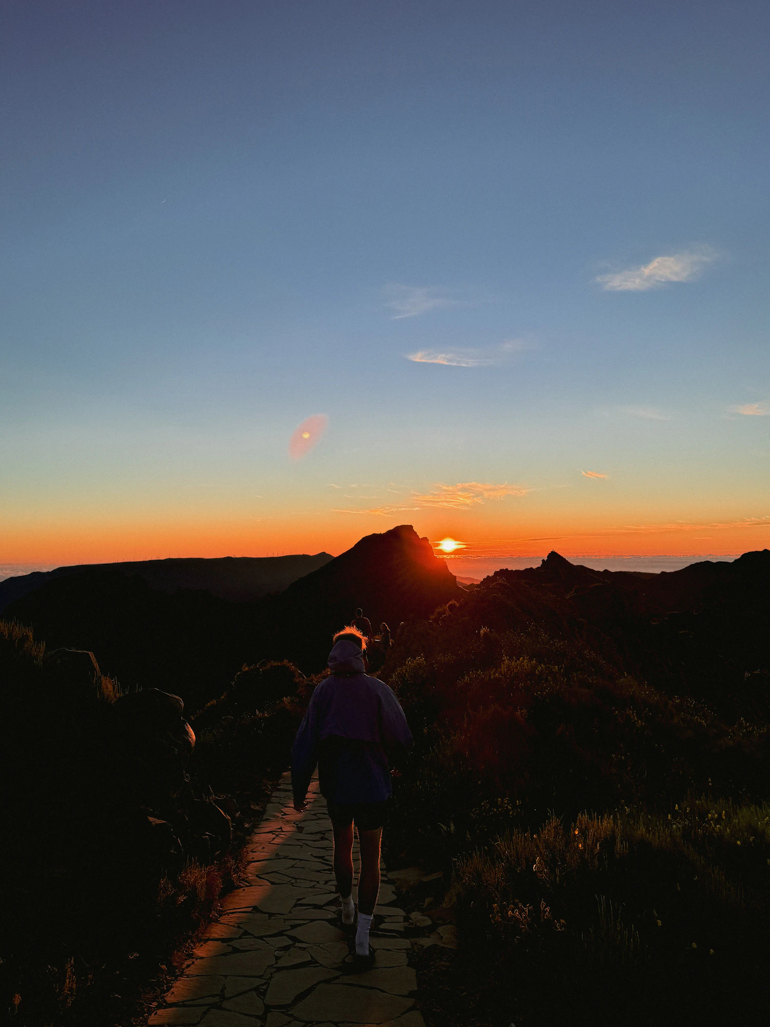 Person bei einem Spaziergang im Abendlicht als Symbol für eine rauchfreie Abendrunde