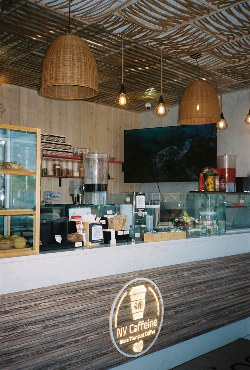 Innenraum eines Cafés mit hölzerner Theke